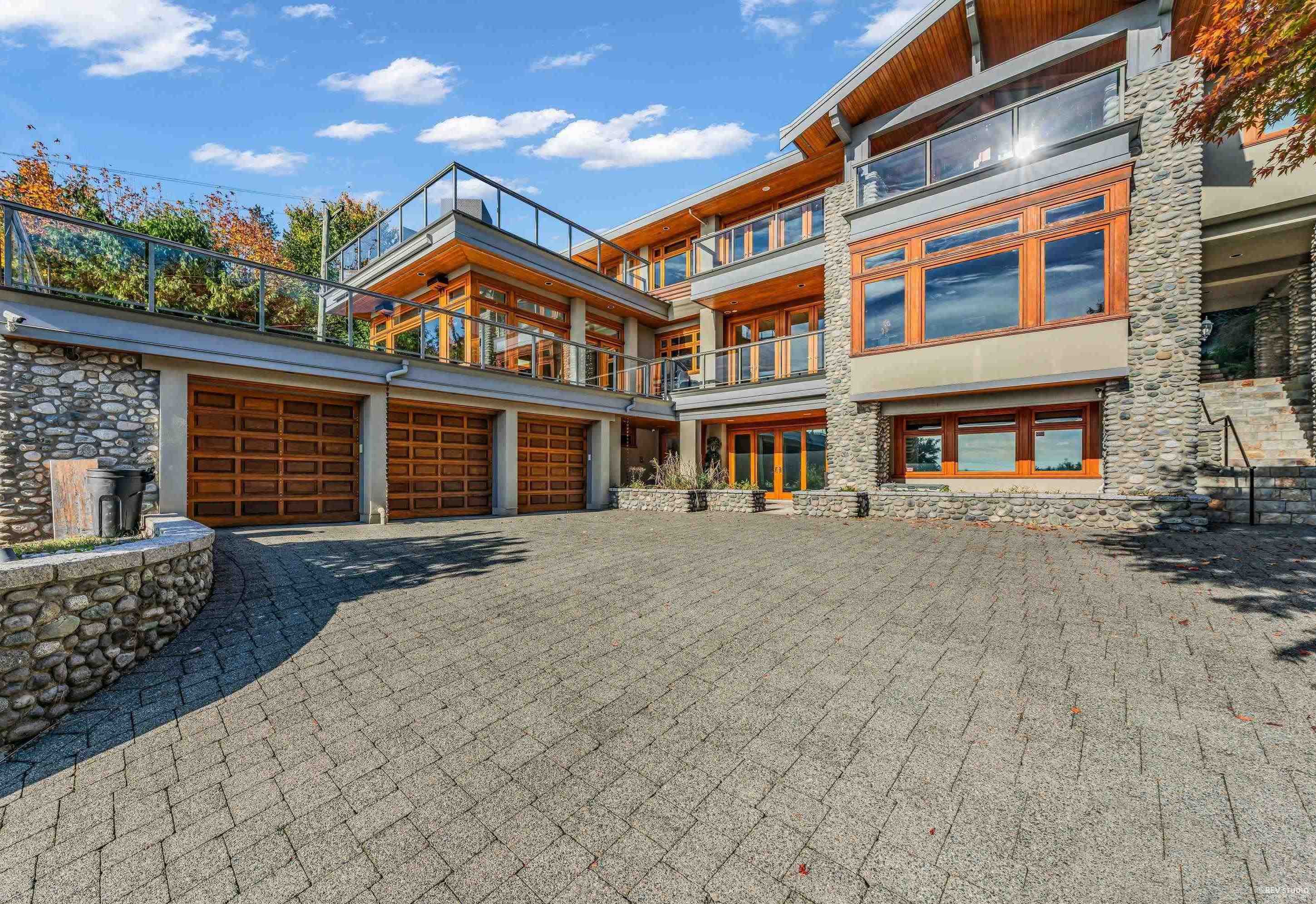 3285 DICKINSON CRESCENT