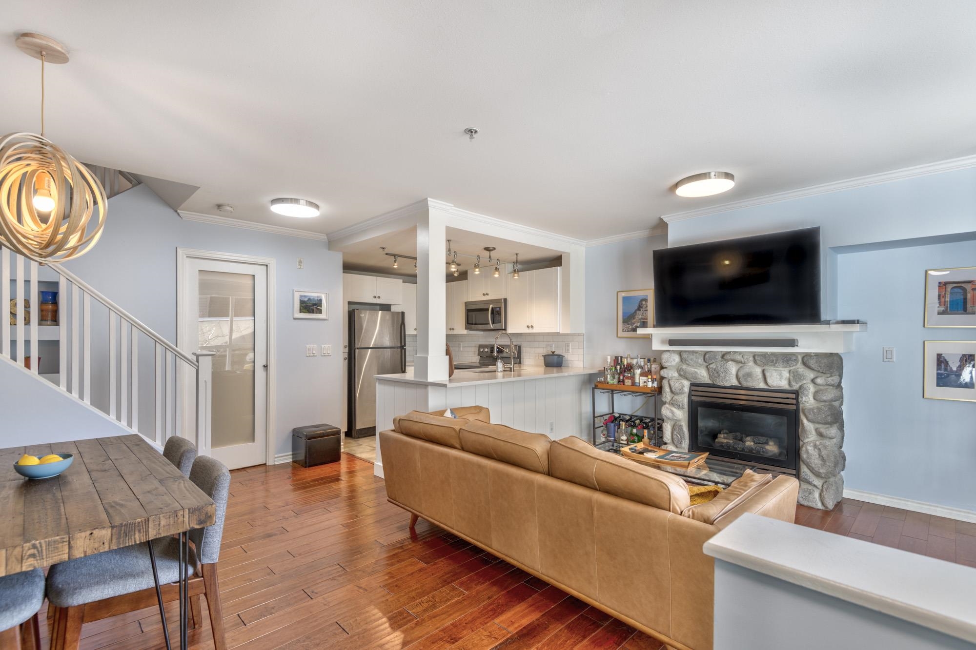 14 1073 LYNN VALLEY ROAD