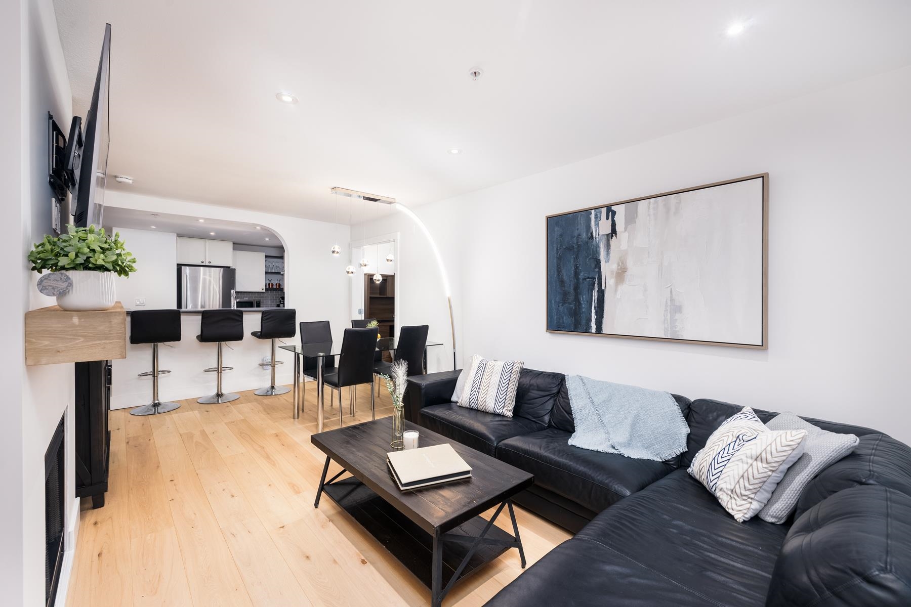 204 1111 LYNN VALLEY ROAD