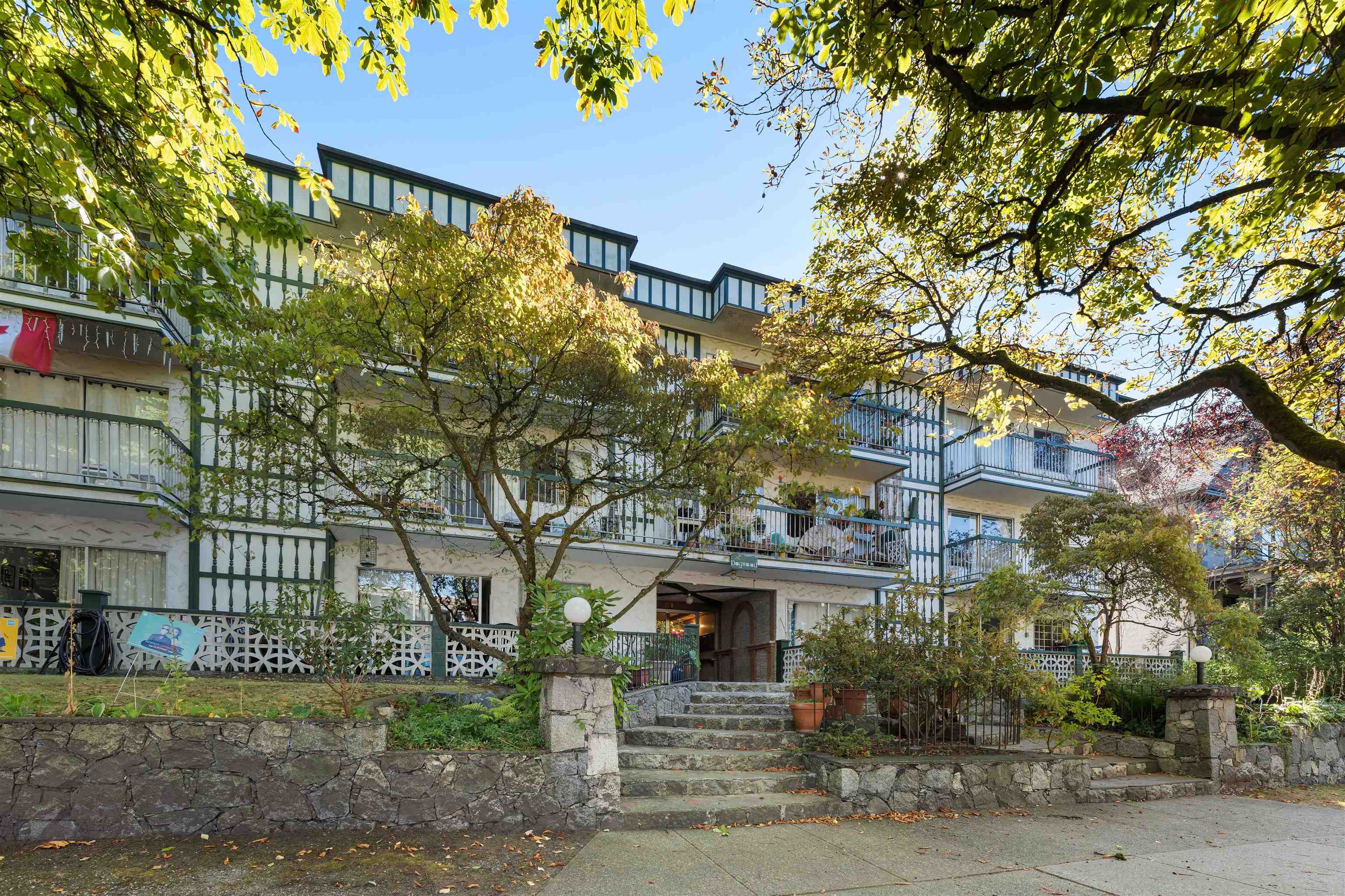 110 W10TH AVENUE, Vancouver, British Columbia, ,Multi-family Commercial,For Lease,C8050273