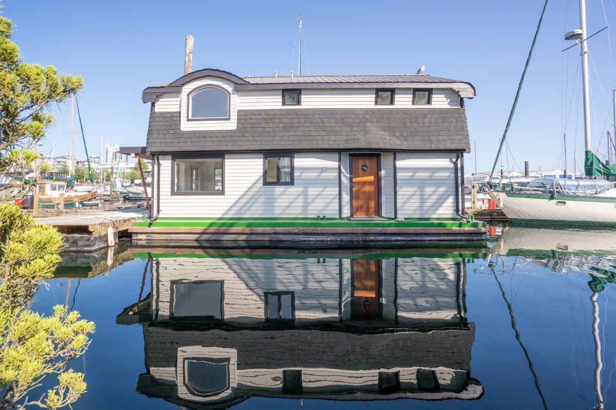 MOSQUITO CREEK MARINA Strata in North Vancouver British Columbia