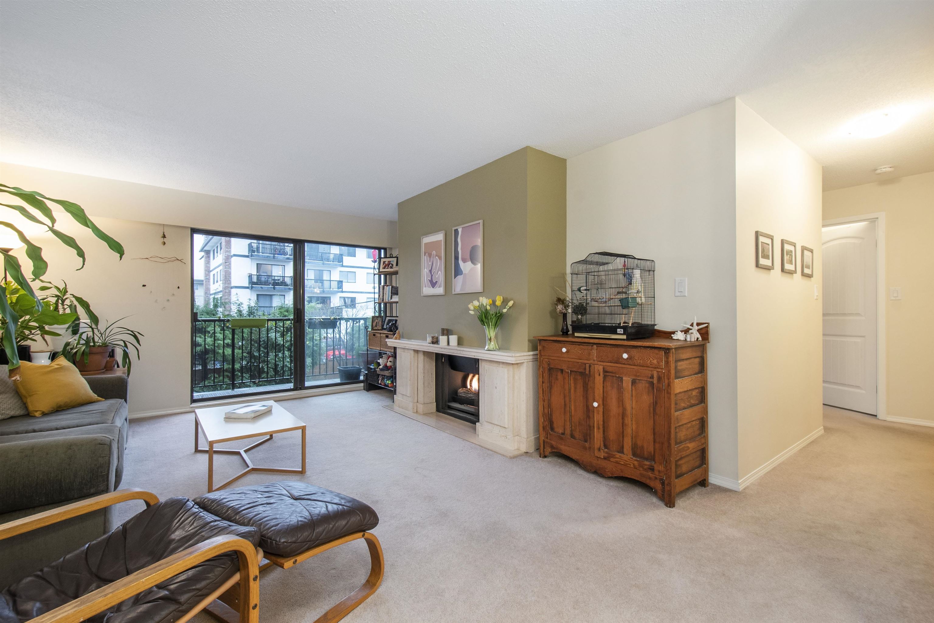Central Lonsdale Apartment/Condo for sale:  2 bedroom 1,003 sq.ft. (Listed 6400-05-18)