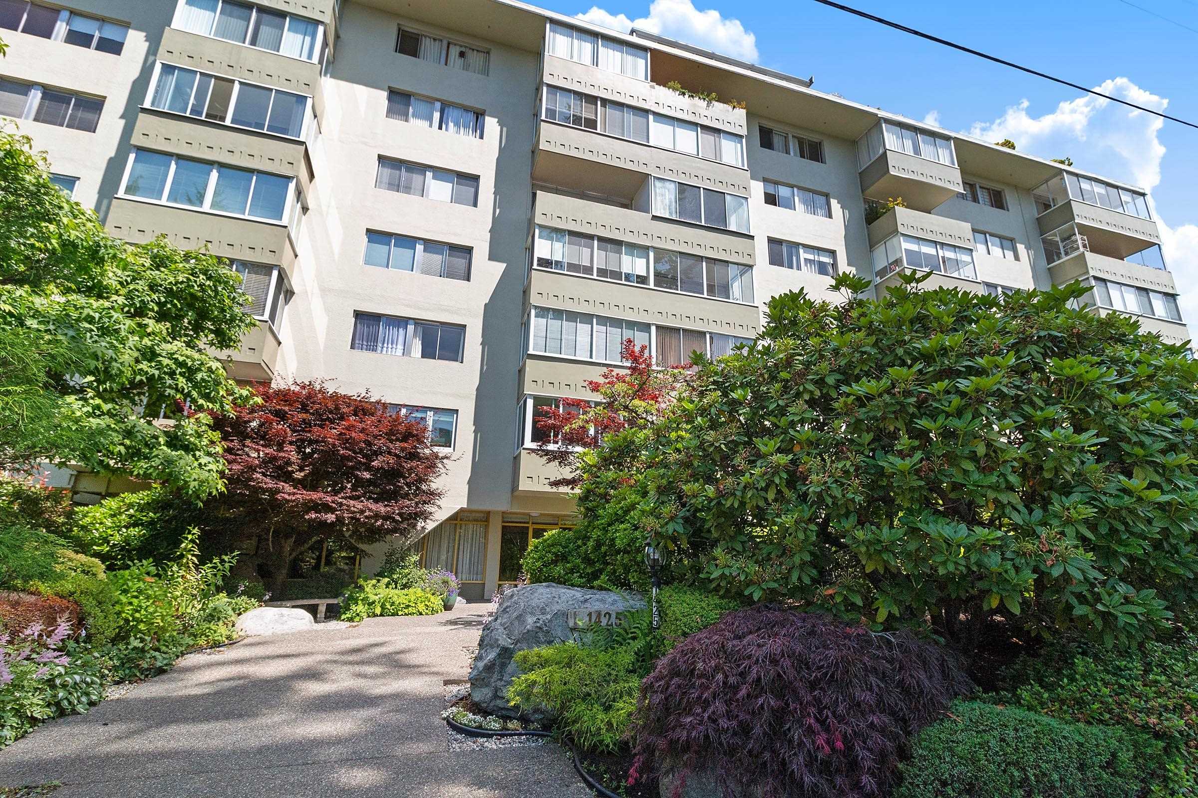 Ambleside Apartment/Condo for sale:  1 bedroom 671 sq.ft. (Listed 2022-02-26)