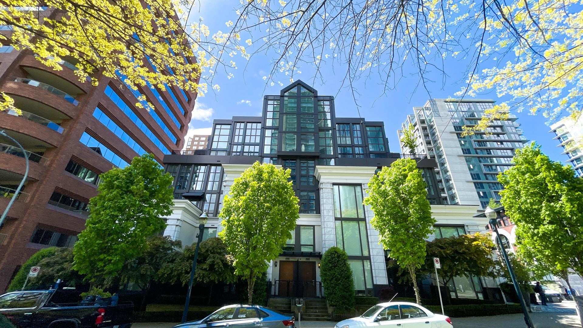 898 HELMCKEN, Vancouver, British Columbia V6Z 1B2, 2 Bedrooms Bedrooms, ,2 BathroomsBathrooms,Residential Attached,For Sale,HELMCKEN,R2691020