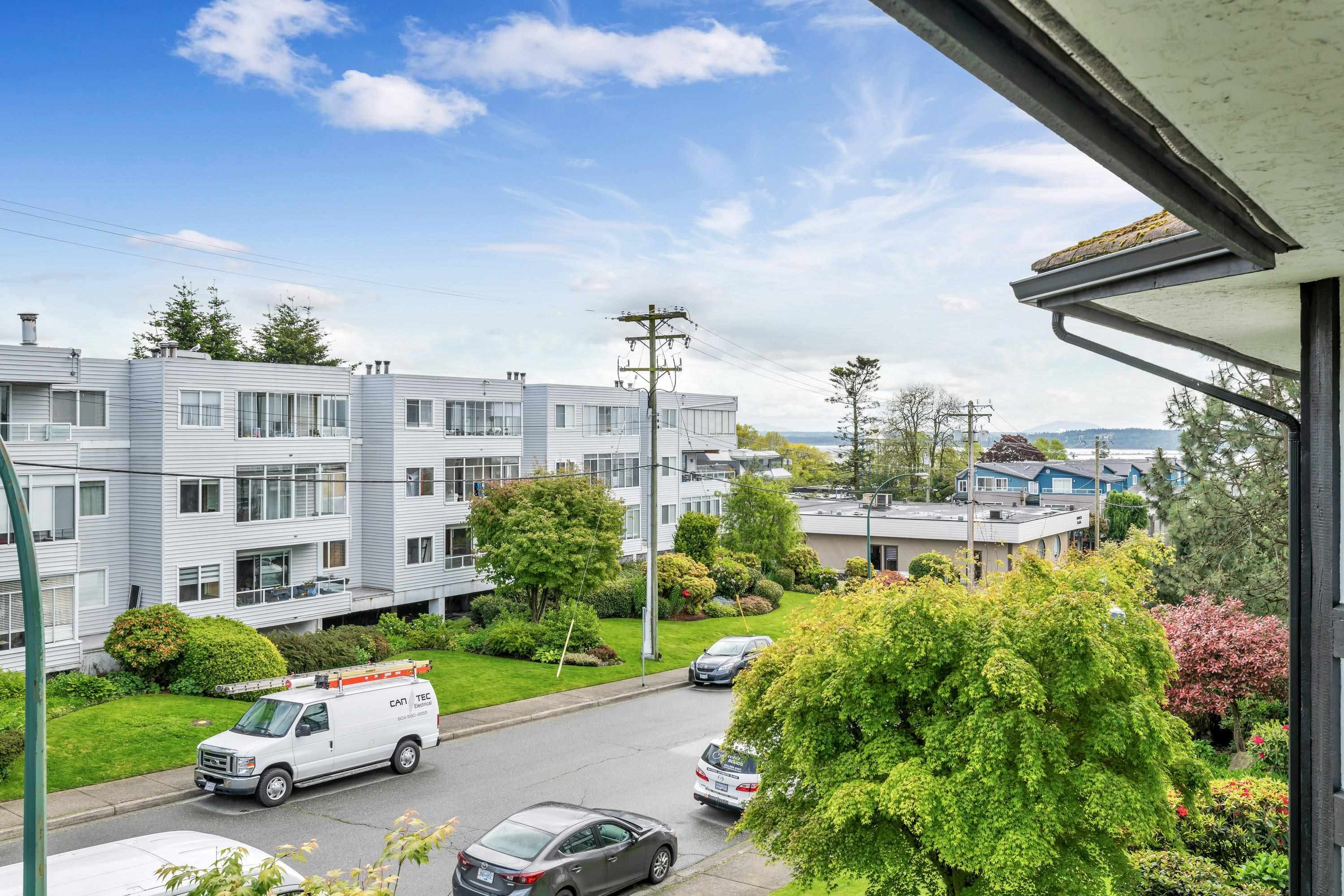 White Rock Apartment/Condo for sale:  2 bedroom 1,040 sq.ft. (Listed 2022-06-06)