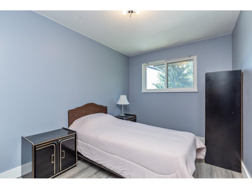 32516 FRASER, British Columbia V2V 1C6, 5 Bedrooms Bedrooms, ,2 BathroomsBathrooms,Residential Detached,For Sale,FRASER,R2704837