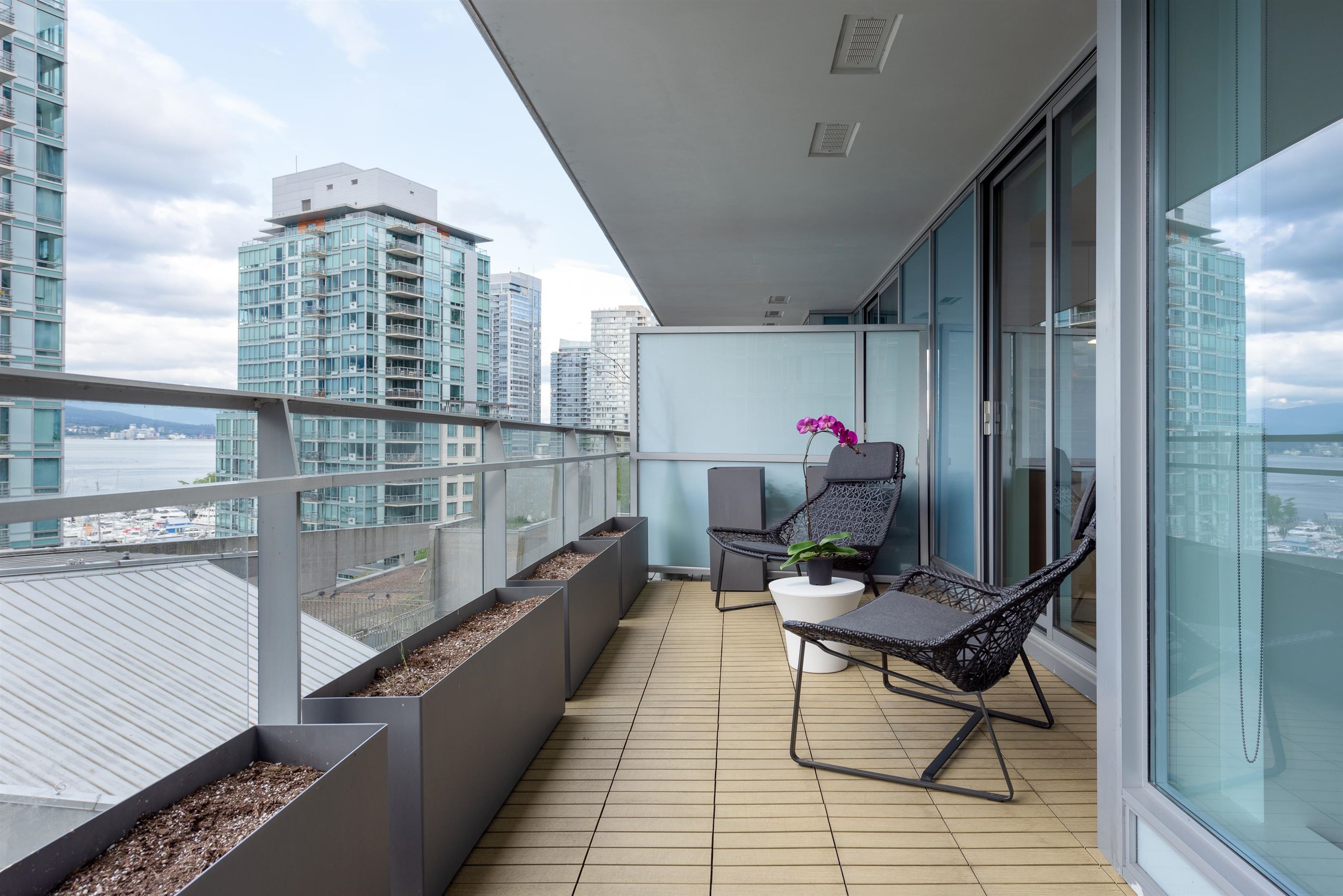 1499 PENDER, Vancouver, British Columbia V6G 0A7, 2 Bedrooms Bedrooms, ,2 BathroomsBathrooms,Residential Attached,For Sale,PENDER,R2717443