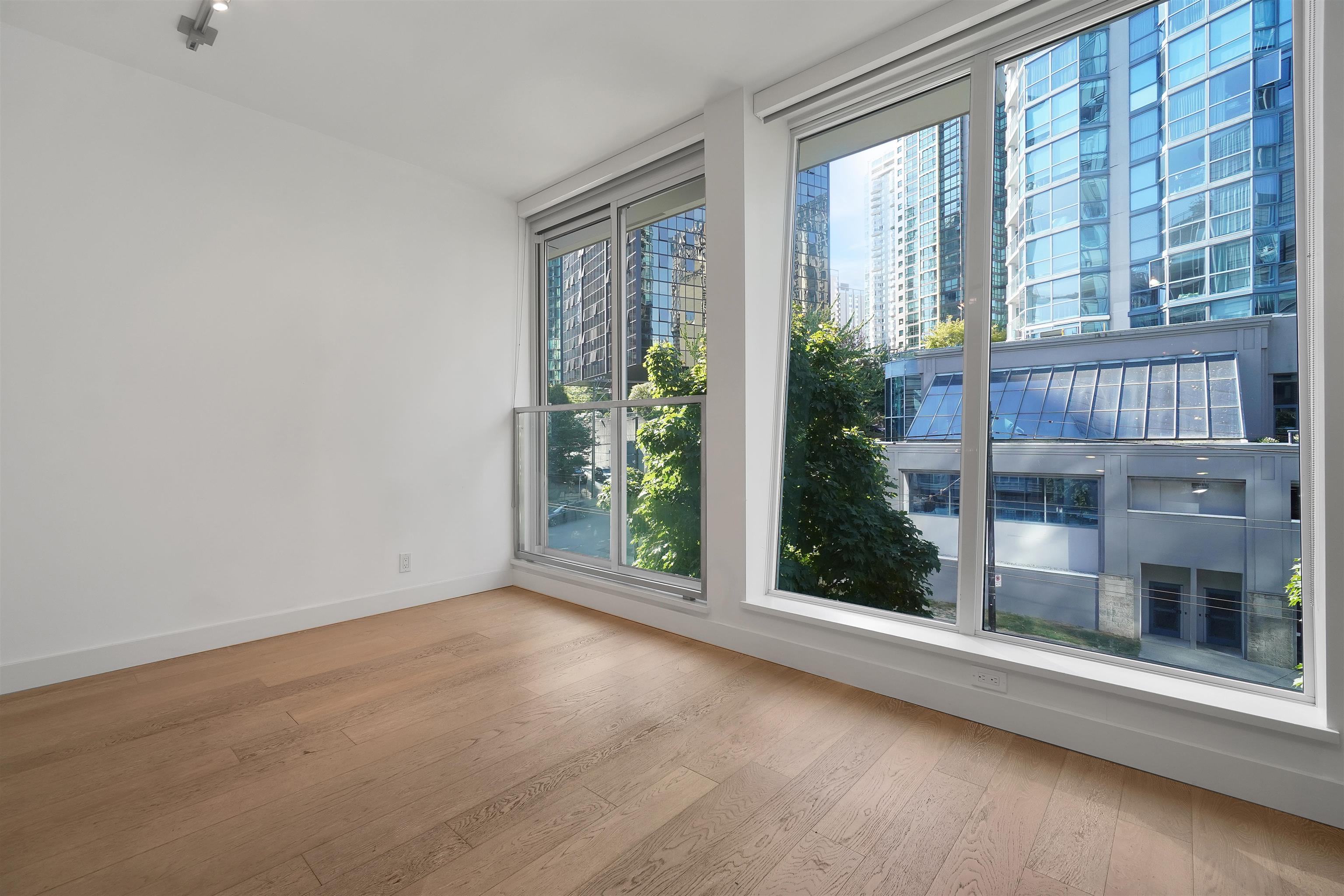 1477 PENDER, Vancouver, British Columbia V6G 2S3, 1 Bedroom Bedrooms, ,1 BathroomBathrooms,Residential Attached,For Sale,PENDER,R2720889