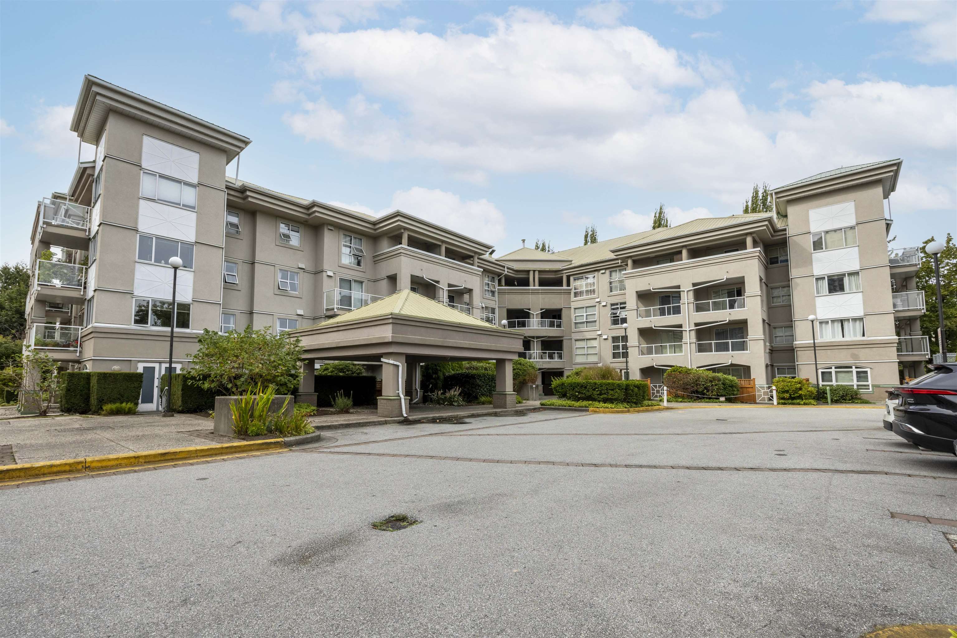 Wilson Lam Realtor, 205-10533 UNIVERSITY DRIVE, Surrey, British Columbia V3T 5T7, 2 Bedrooms, 1 Bathroom, Residential Attached,For Sale ,R2724803