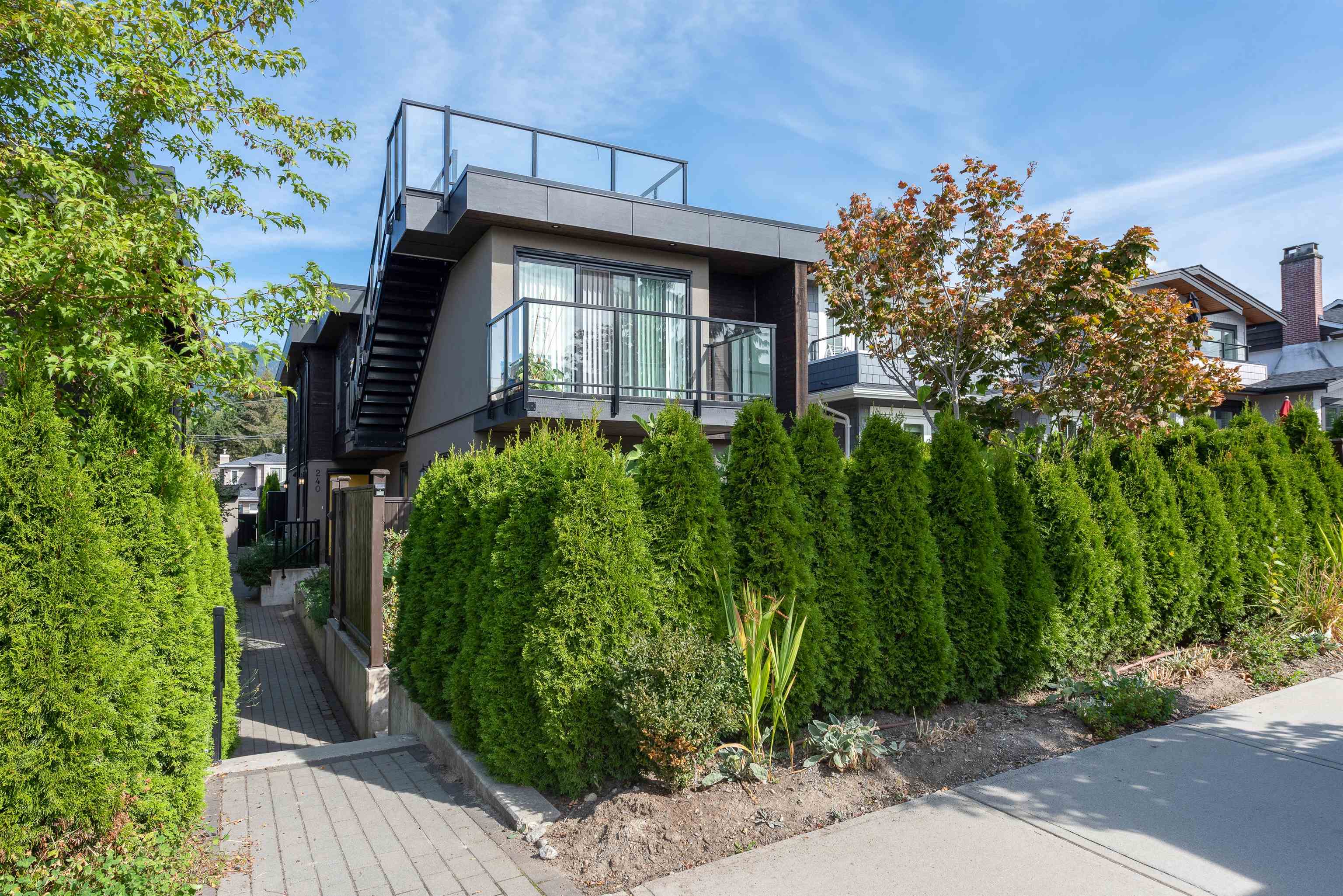 240 18TH, North Vancouver, British Columbia V7M 1W6, 4 Bedrooms Bedrooms, ,3 BathroomsBathrooms,Residential Attached,For Sale,18TH,R2724931