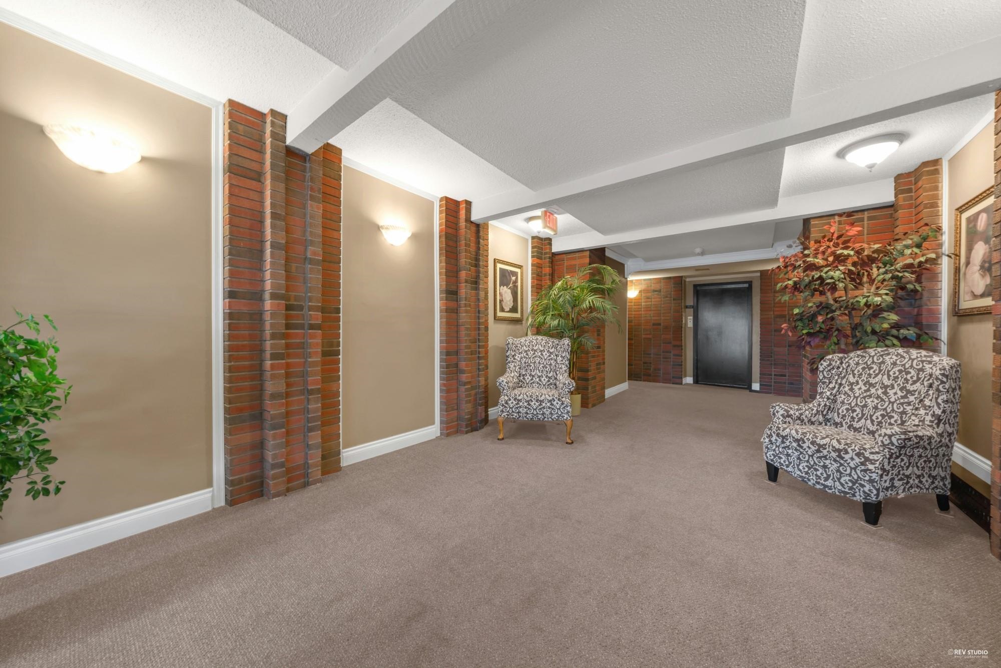 Thumb Image of 206 2710 LONSDALE AVENUE