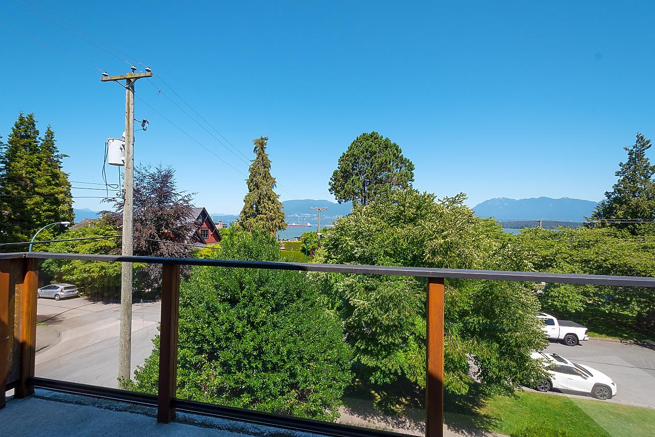 3284 1ST, Vancouver, British Columbia V6K 1H5, 3 Bedrooms Bedrooms, ,2 BathroomsBathrooms,Residential Attached,For Sale,1ST,R2732798