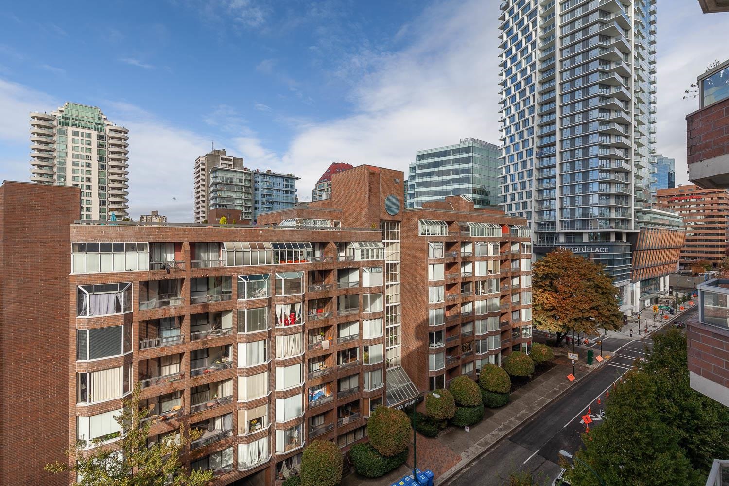 1330 HORNBY, Vancouver, British Columbia V6Z 1W5, 1 Bedroom Bedrooms, ,1 BathroomBathrooms,Residential Attached,For Sale,HORNBY,R2733988