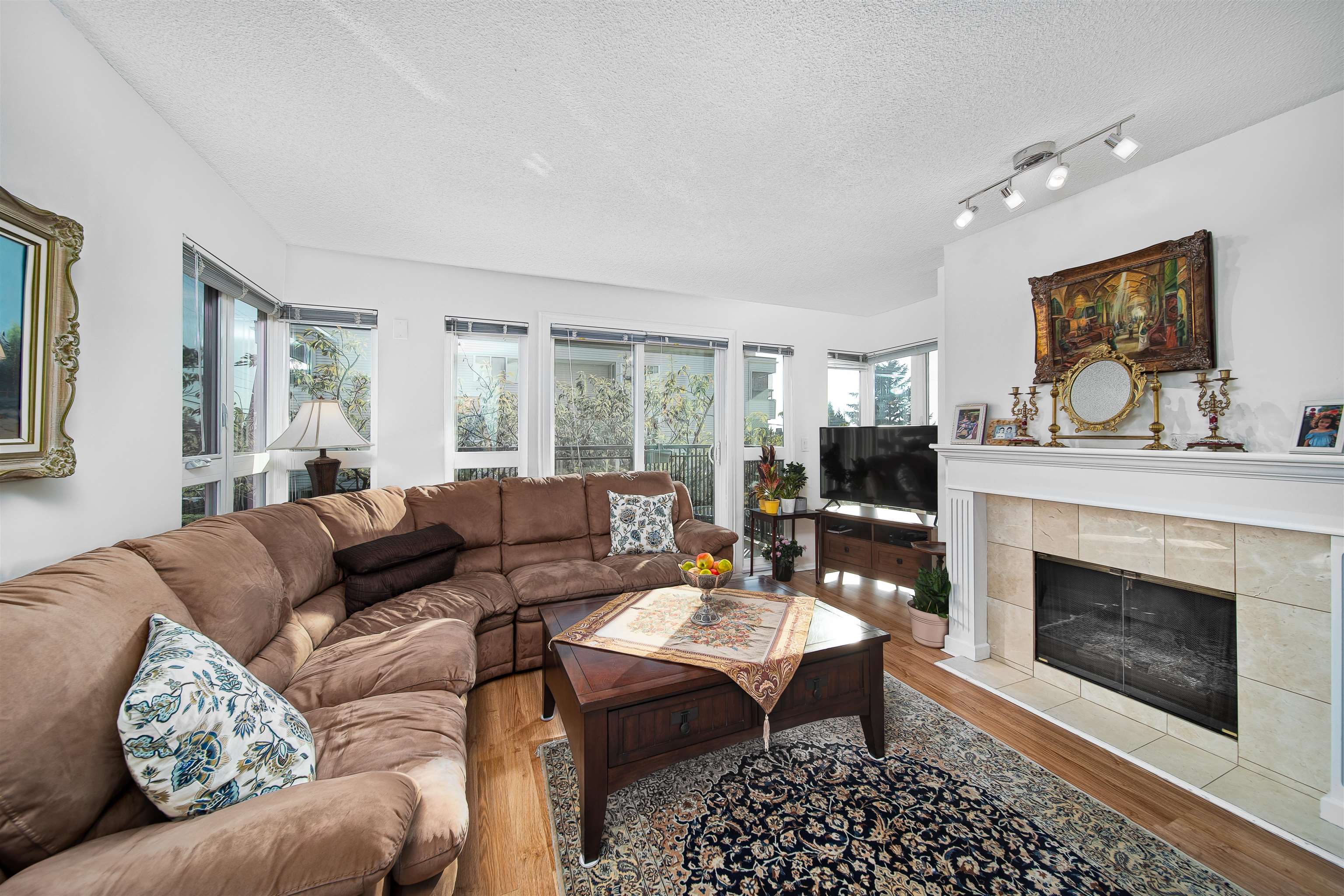 Listing image of 205 106 W KINGS ROAD