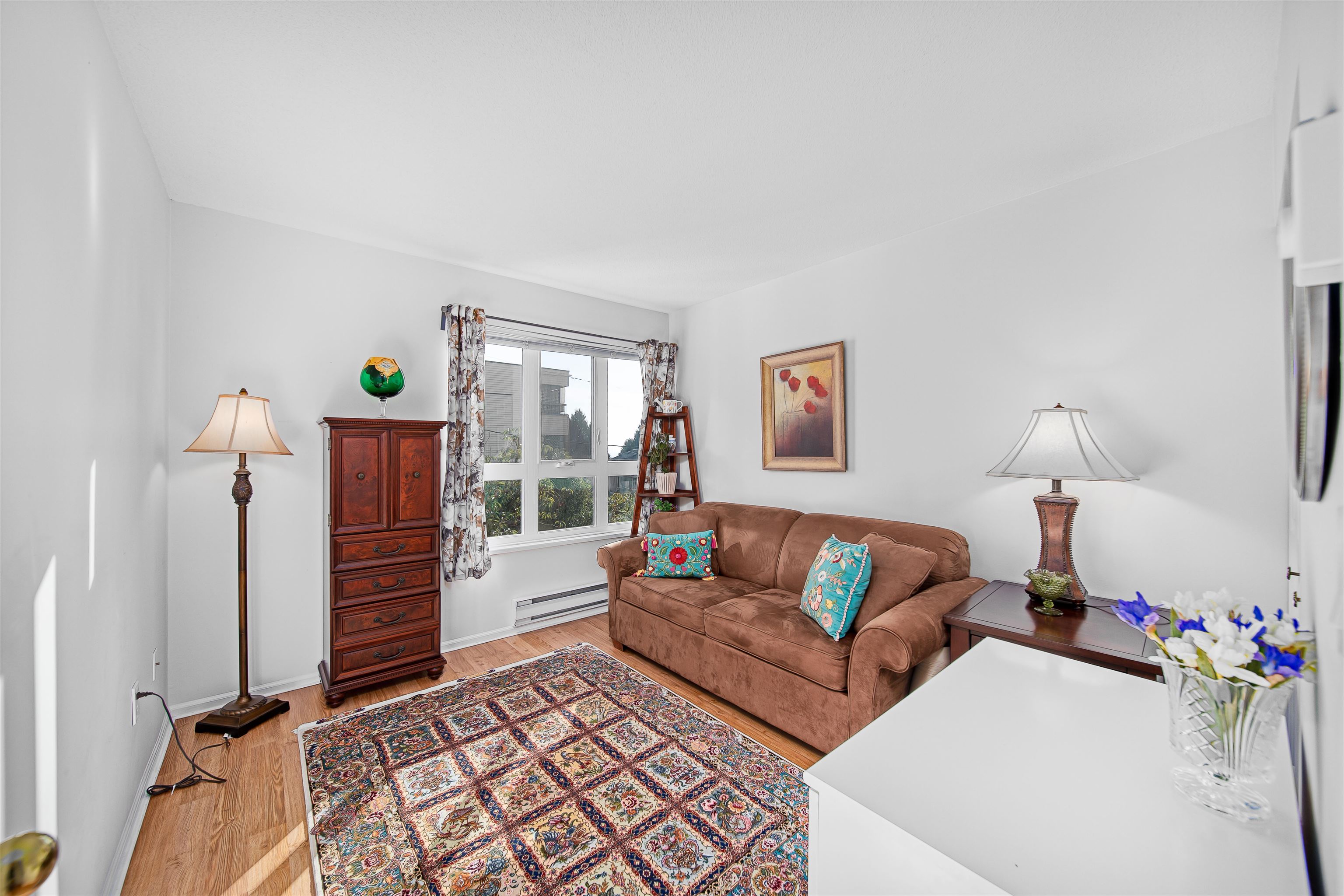 Listing image of 205 106 W KINGS ROAD