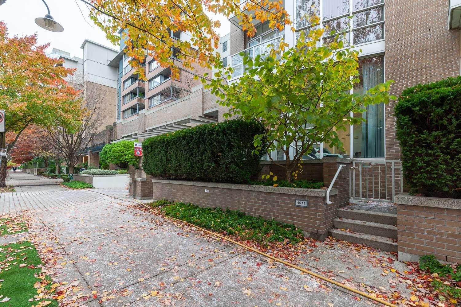 1211 MARINASIDE, Vancouver, British Columbia V6Z 2V5, 3 Bedrooms Bedrooms, ,2 BathroomsBathrooms,Residential Attached,For Sale,MARINASIDE,R2738111