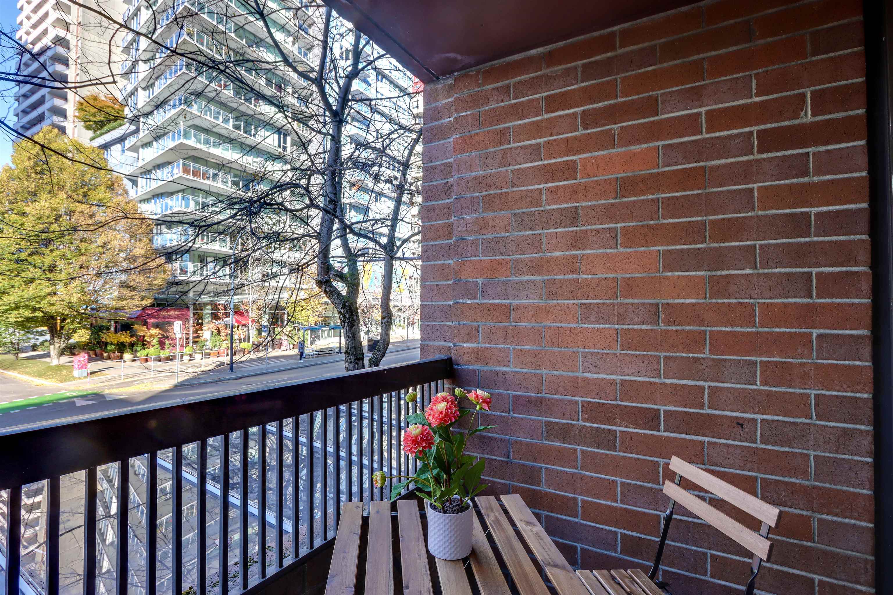 1330 BURRARD, Vancouver, British Columbia V6Z 2B8, 2 Bedrooms Bedrooms, ,1 BathroomBathrooms,Residential Attached,For Sale,BURRARD,R2738462