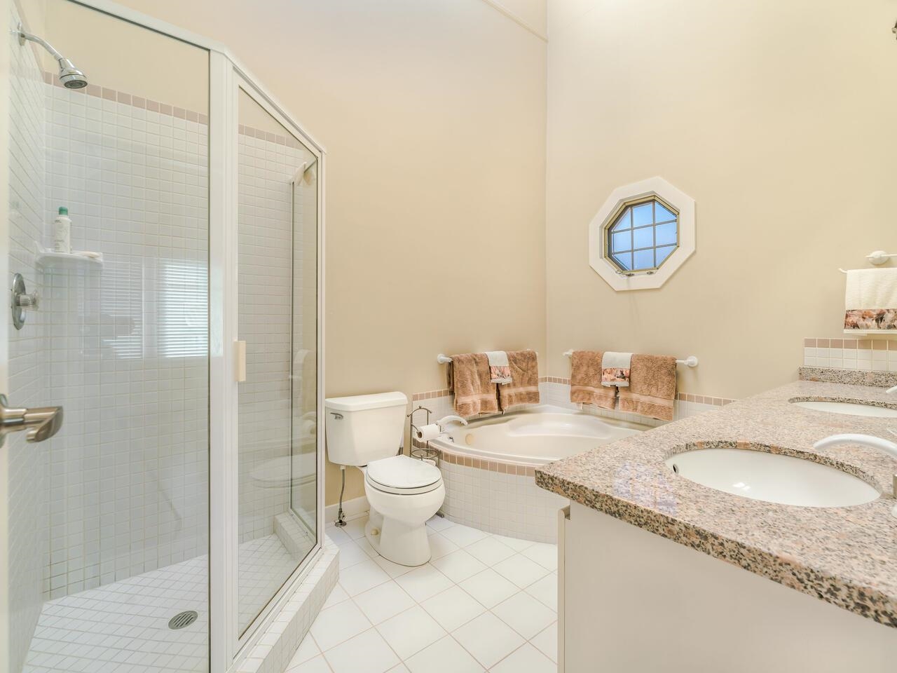 Soaker Tub, Vaulted Ceilings, Jetted Tub