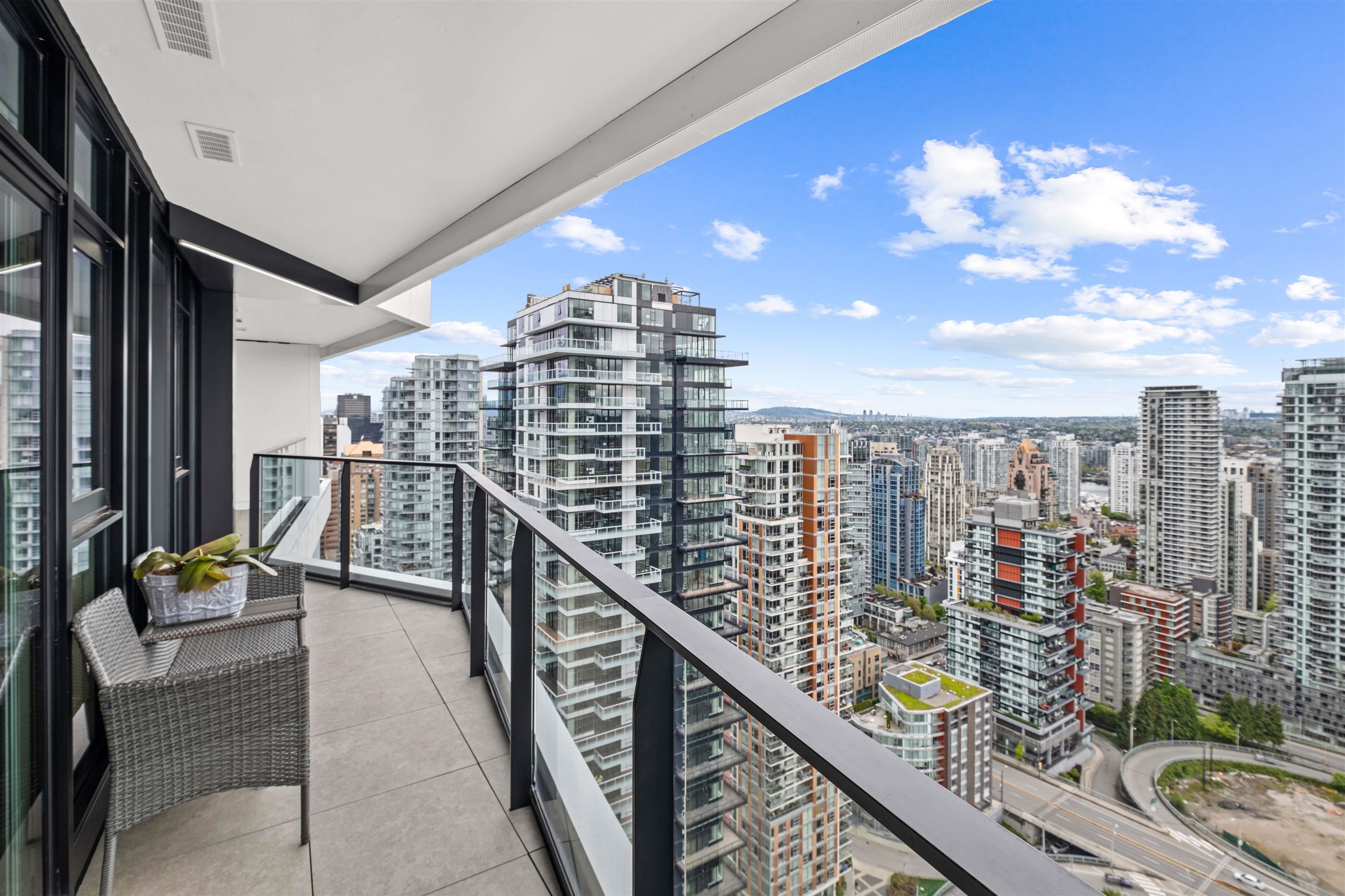 889 PACIFIC, Vancouver, British Columbia V6Z 1C3, 3 Bedrooms Bedrooms, ,2 BathroomsBathrooms,Residential Attached,For Sale,PACIFIC,R2740128
