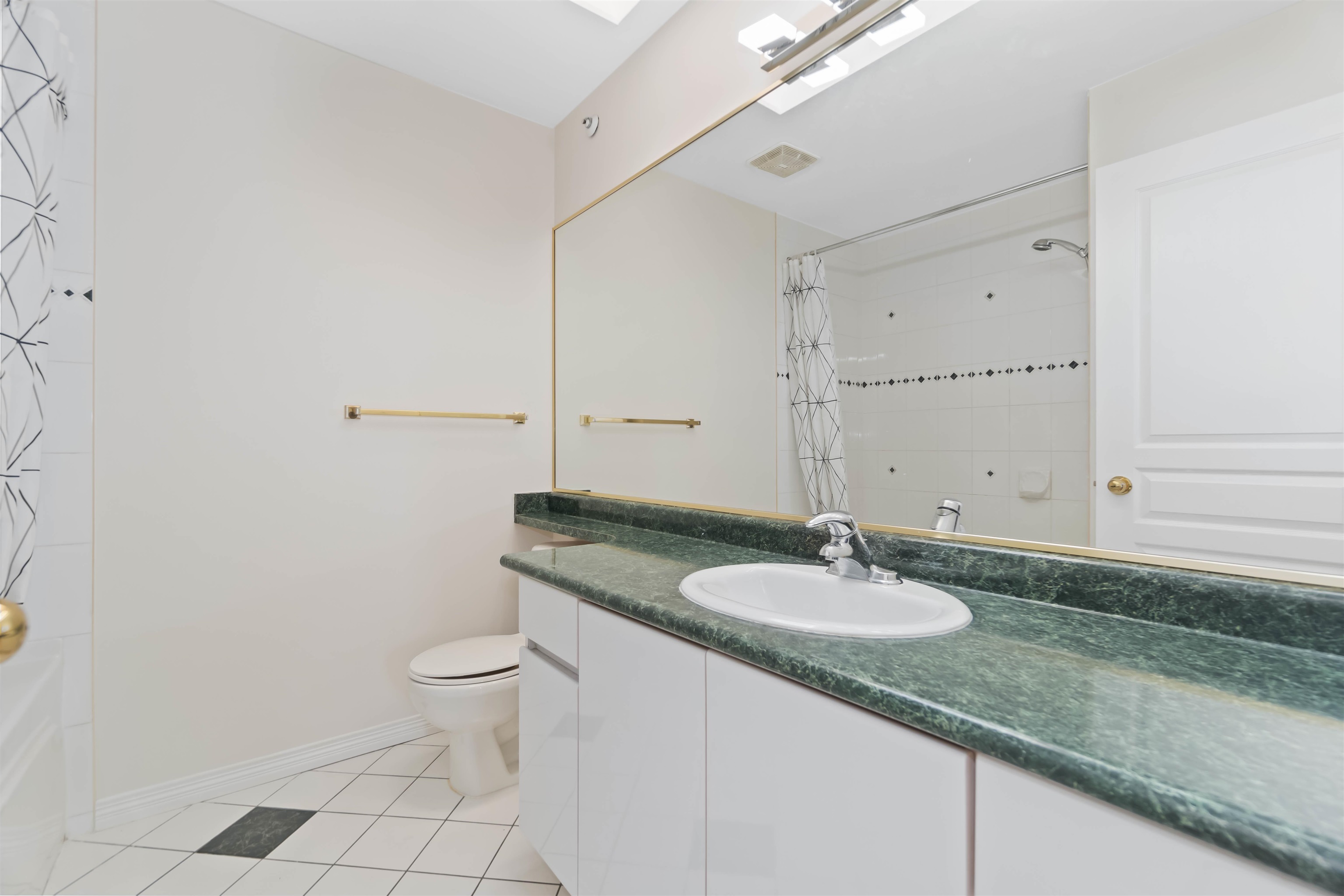 208 55TH, Vancouver, British Columbia V5X 1M9, 3 Bedrooms Bedrooms, ,2 BathroomsBathrooms,Residential Attached,For Sale,55TH,R2740495