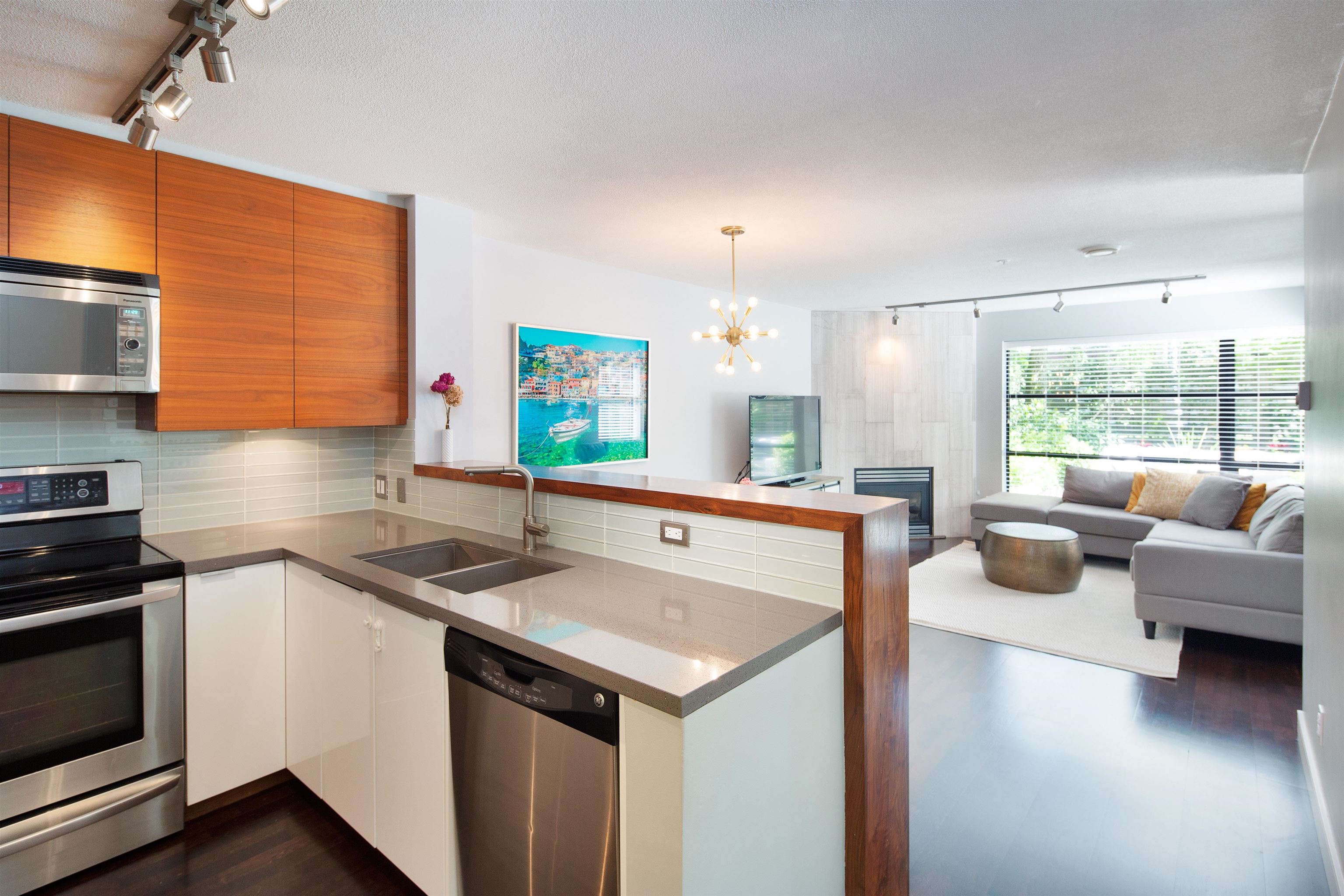 124 3RD, North Vancouver, British Columbia V7M 1E8, 2 Bedrooms Bedrooms, ,2 BathroomsBathrooms,Residential Attached,For Sale,3RD,R2740551