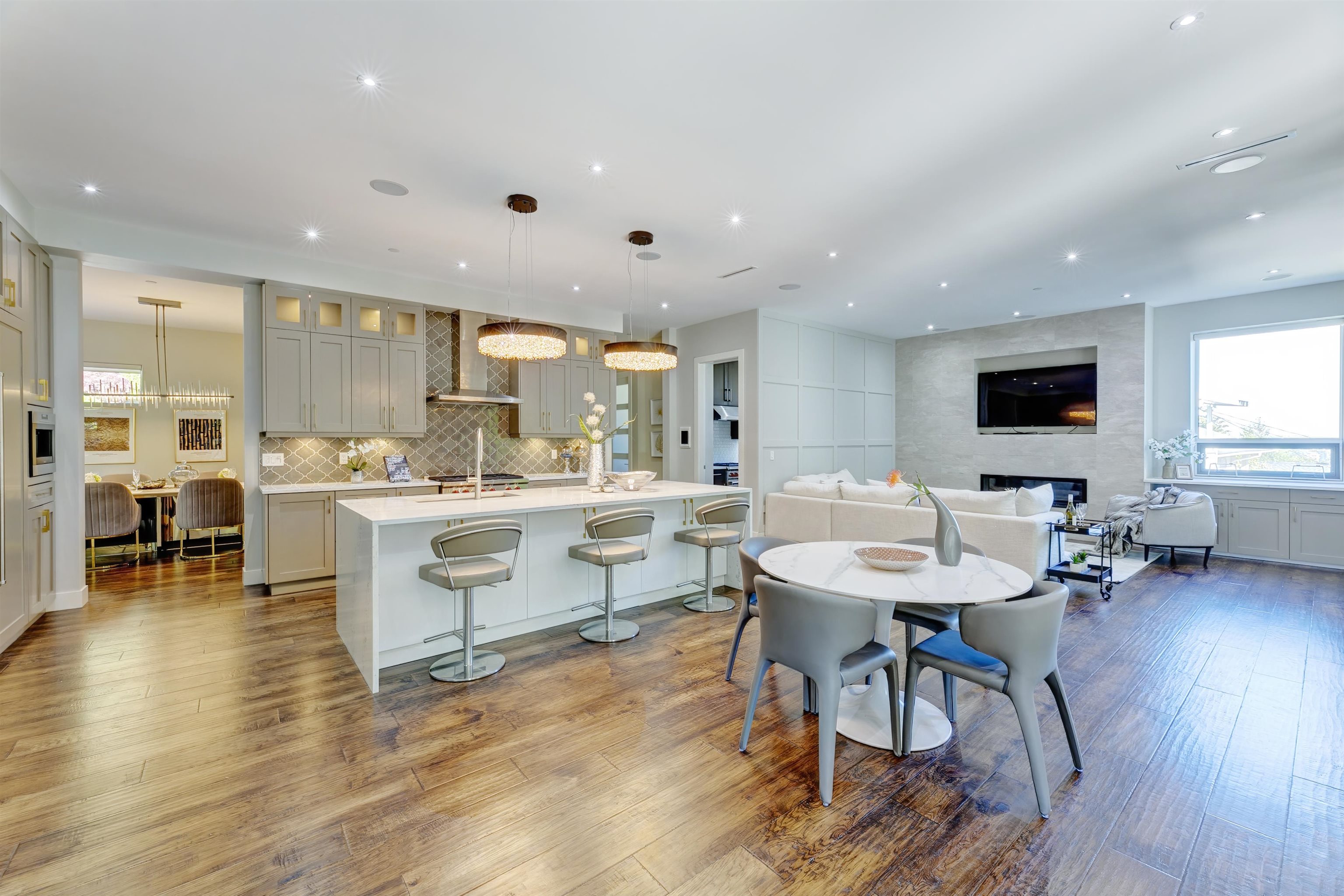 Listing image of 735 SOUTHBOROUGH DRIVE