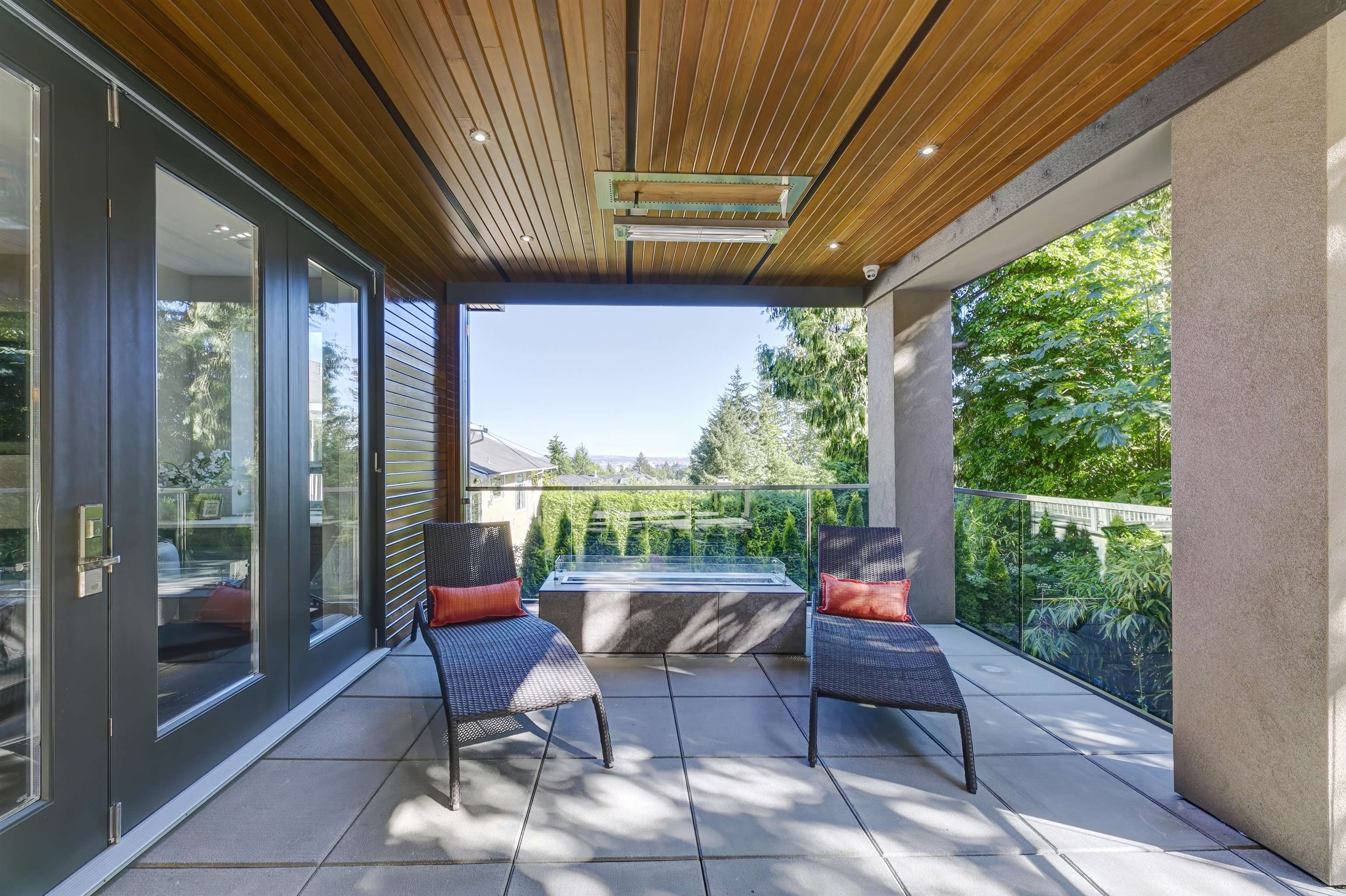 Listing image of 735 SOUTHBOROUGH DRIVE