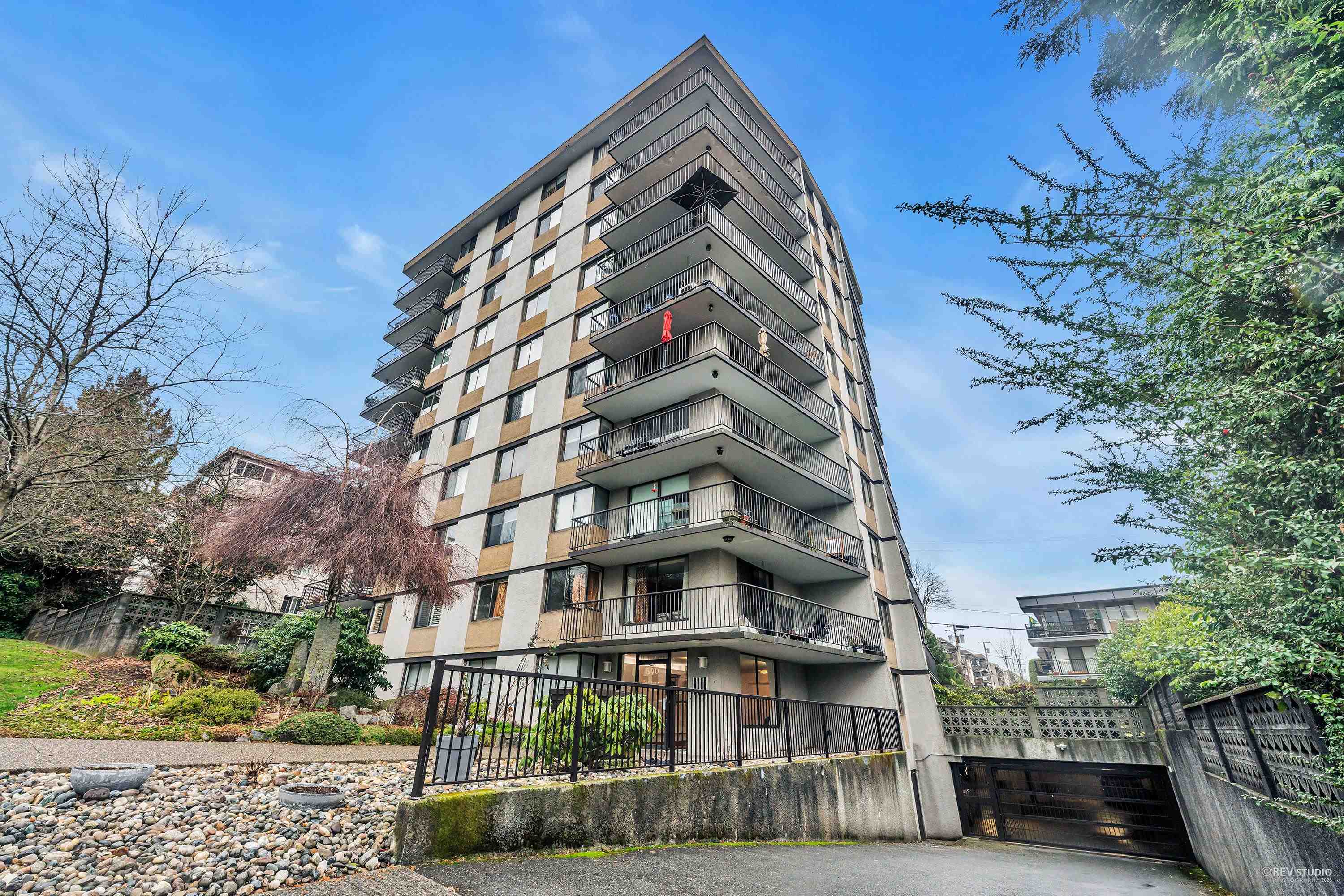 Listing image of 603 540 LONSDALE AVENUE