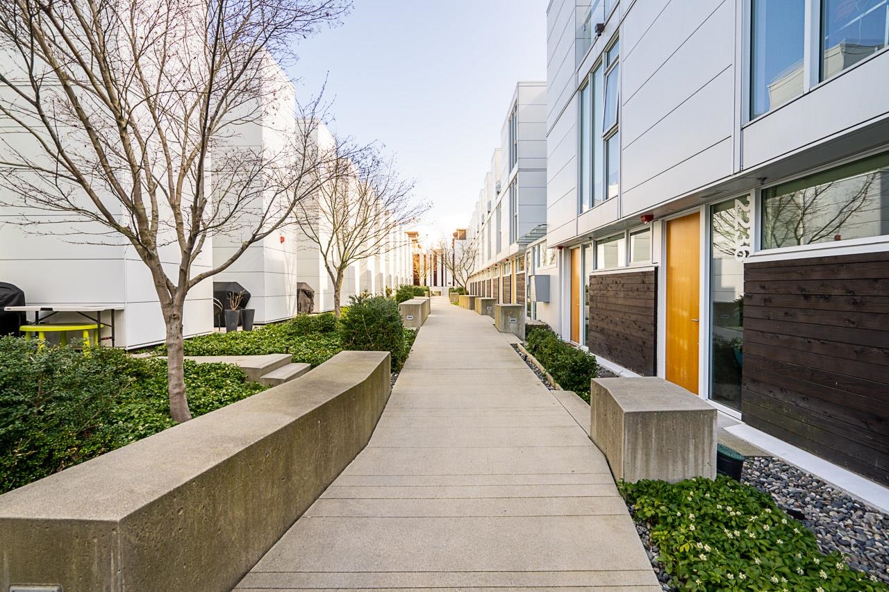 762 W 6TH AVENUE