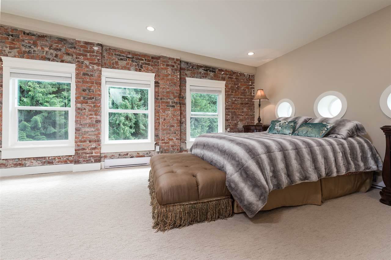 Large guest bedroom with ensuite. (deep tub/shower)