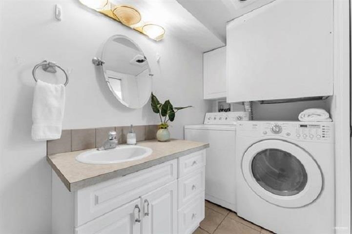 14602 WEST BEACH AVENUE, White Rock, British Columbia, 4 Bedrooms Bedrooms, ,4 BathroomsBathrooms,Residential Detached,For Sale,R2776402