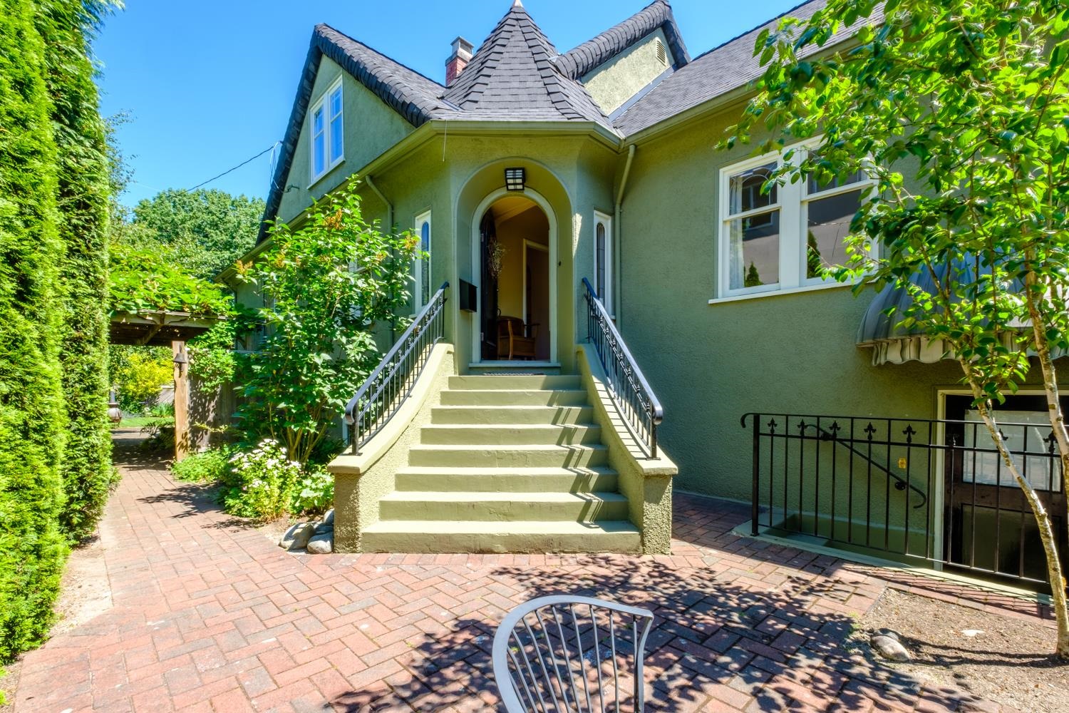 MacKenzie Heights House/Single Family for sale:  6 bedroom 3,426 sq.ft. (Listed 2023-05-29)