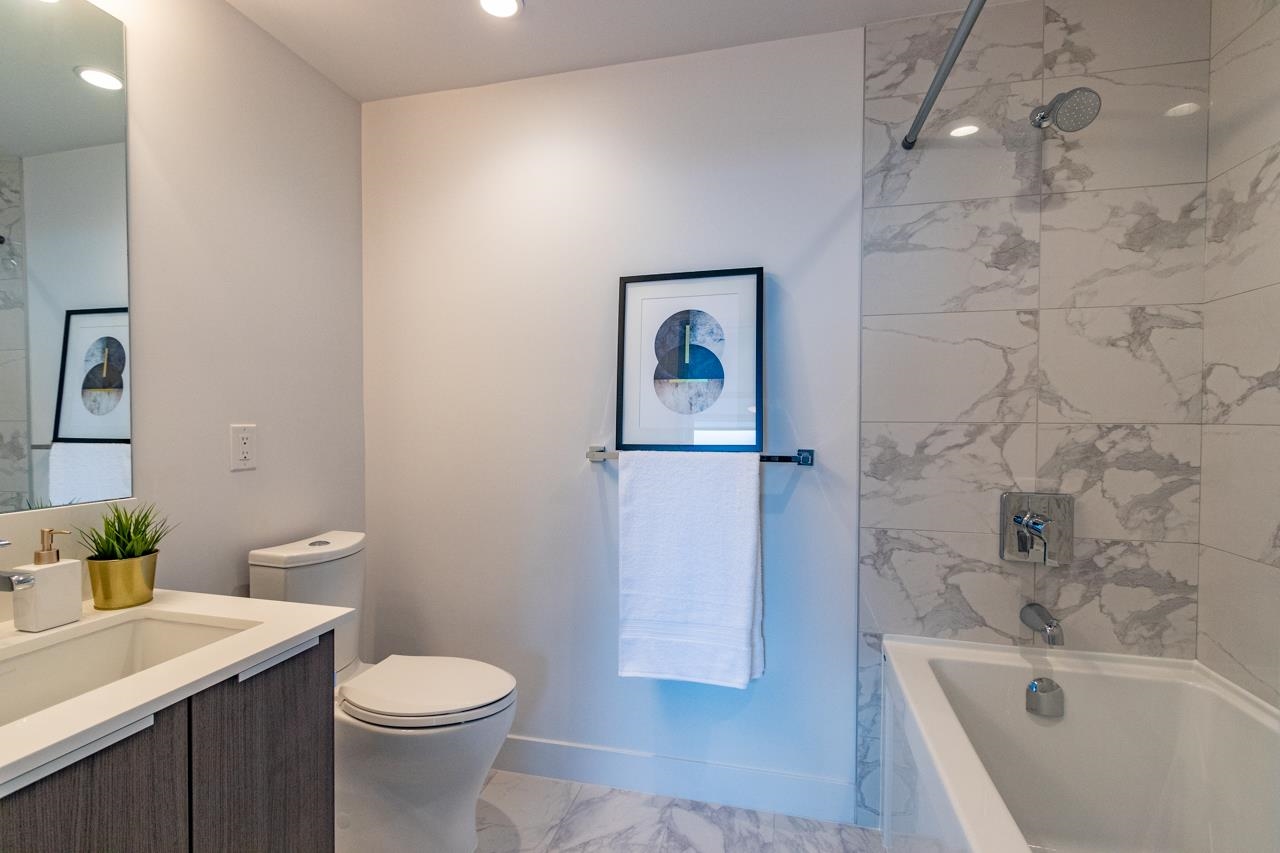 2304-1283 HOWE STREET, Vancouver, British Columbia, 3 Bedrooms Bedrooms, ,2 BathroomsBathrooms,Residential Attached,For Sale,R2784139