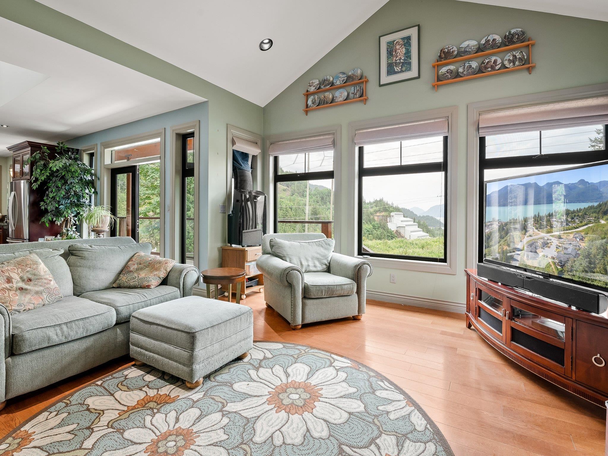 924 THISTLE PLACE, Britannia Beach, British Columbia, 3 Bedrooms Bedrooms, ,3 BathroomsBathrooms,Residential Detached,For Sale,R2787154