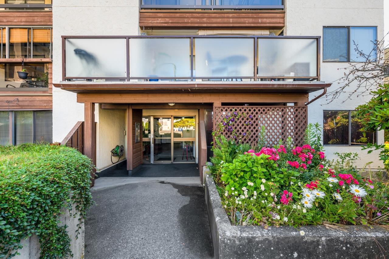 202-1526 GEORGE STREET, White Rock, British Columbia, 2 Bedrooms Bedrooms, ,2 BathroomsBathrooms,Residential Attached,For Sale,R2792687