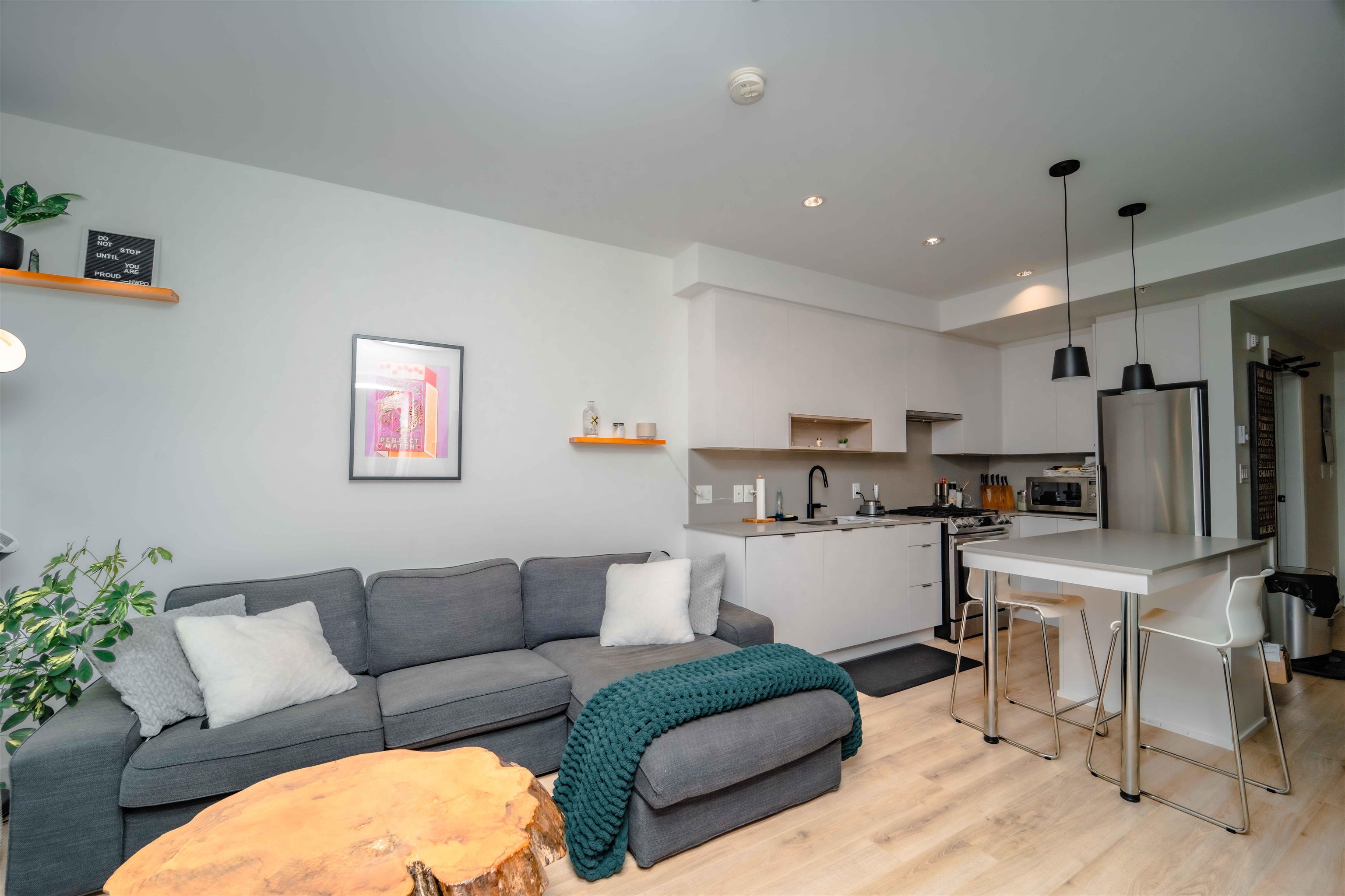 404-2493 MONTROSE AVENUE, Abbotsford, British Columbia Apartment/Condo, 1 Bedroom, 1 Bathroom, Residential Attached,For Sale, MLS-R2799161