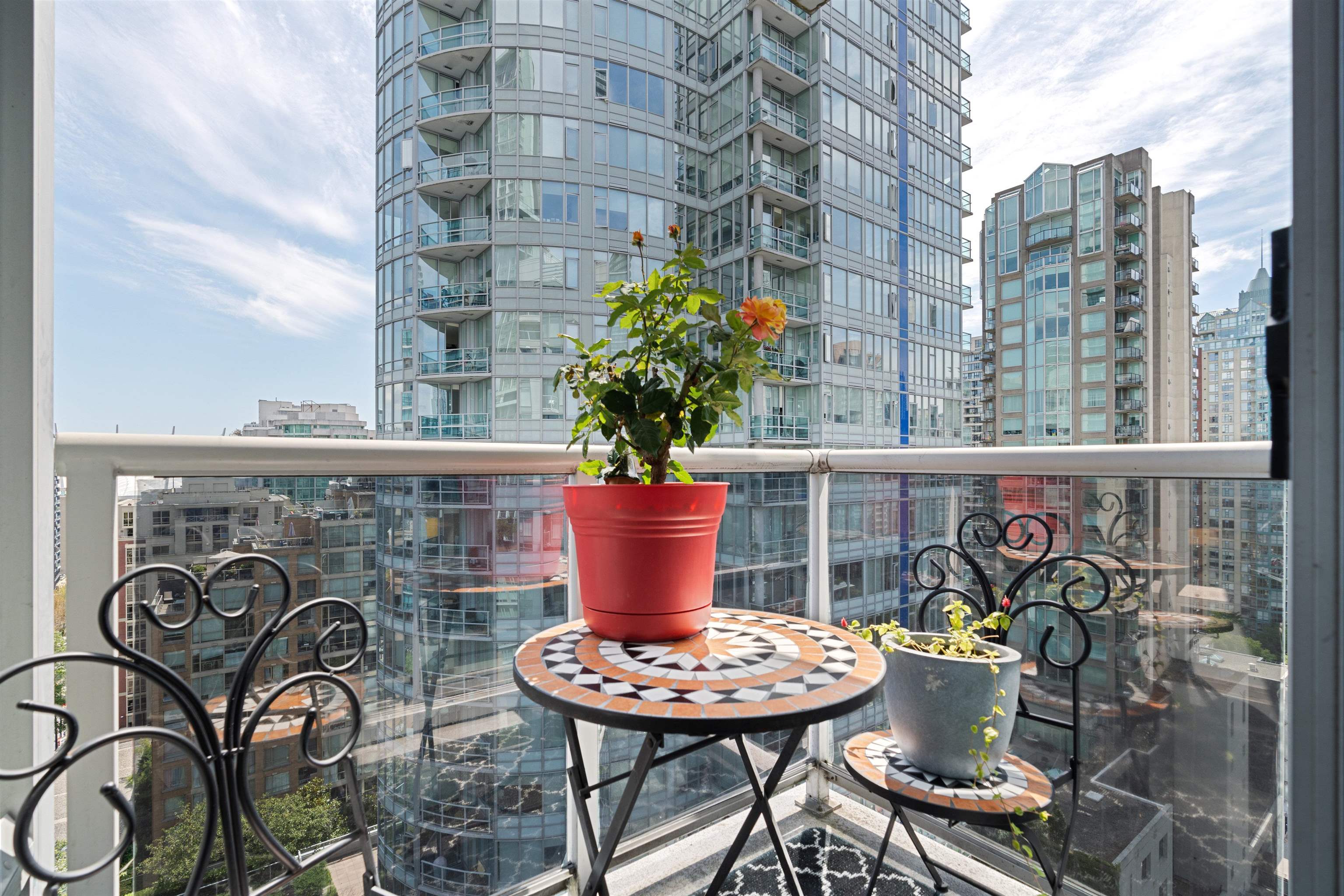 1406-480 ROBSON STREET, Vancouver, British Columbia, 2 Bedrooms Bedrooms, ,2 BathroomsBathrooms,Residential Attached,For Sale,R2803718