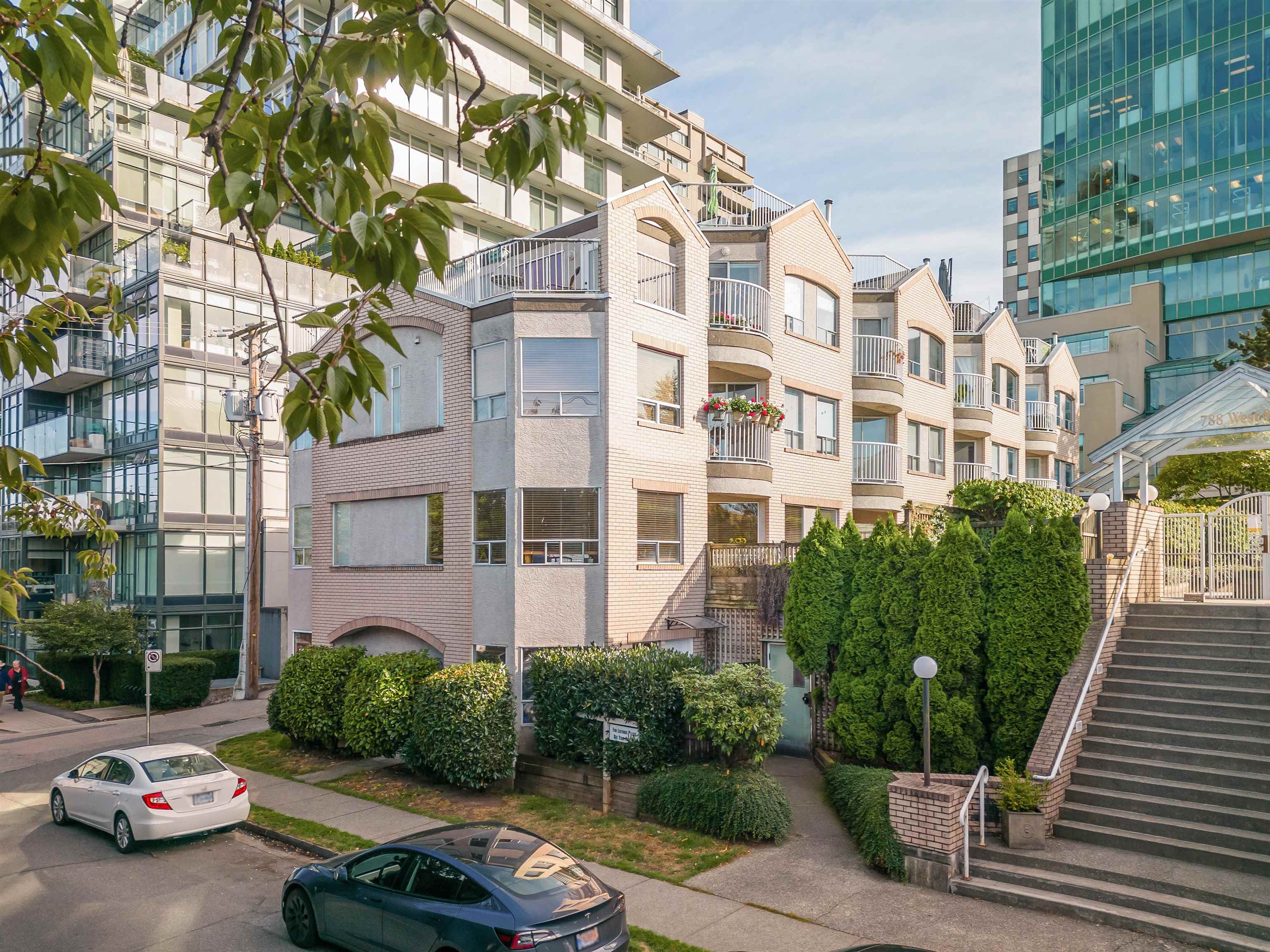 201-788 W8TH AVENUE, Vancouver, British Columbia, 3 Bedrooms Bedrooms, ,2 BathroomsBathrooms,Residential Attached,For Sale,R2819728