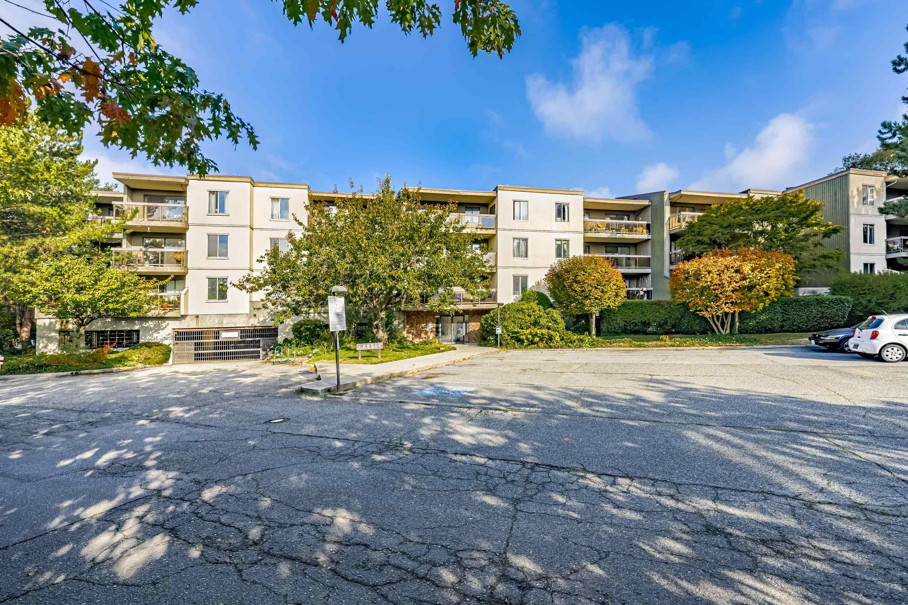 Riverdale RI Apartment/Condo for sale:  2 bedroom 900 sq.ft. (Listed 2023-10-06)