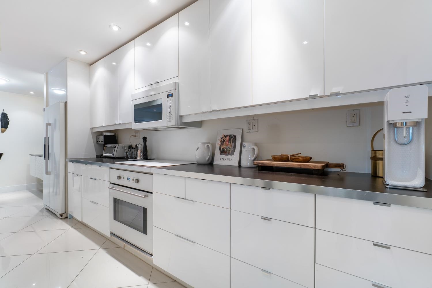 208 1050 Broughton Street, Vancouver 11