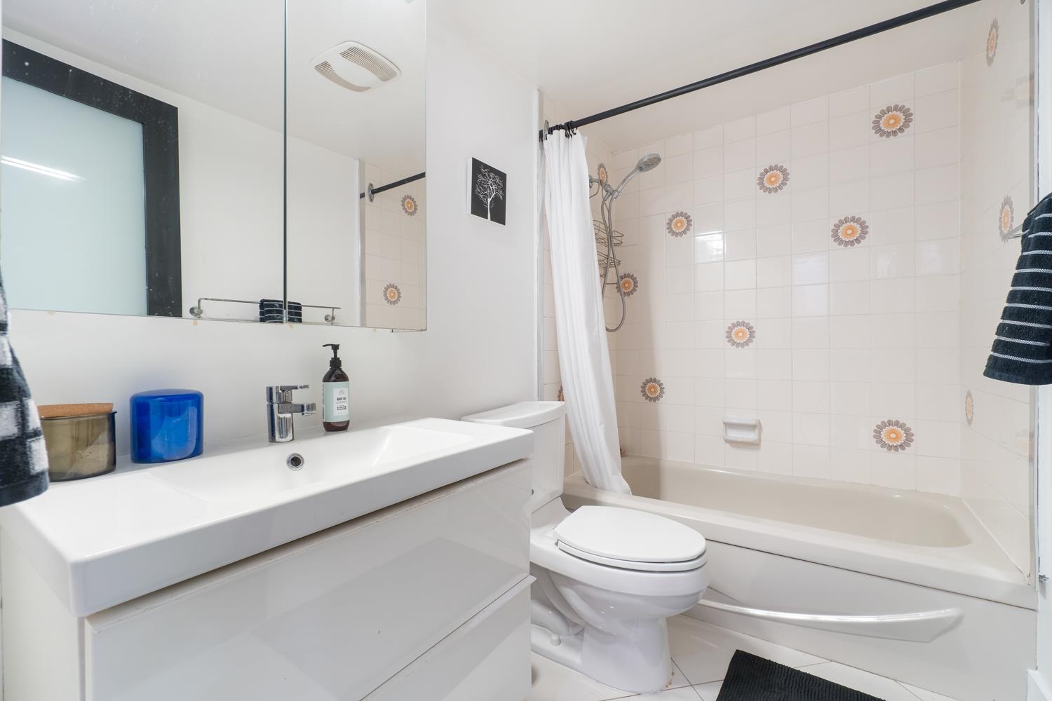 208 1050 Broughton Street, Vancouver 12