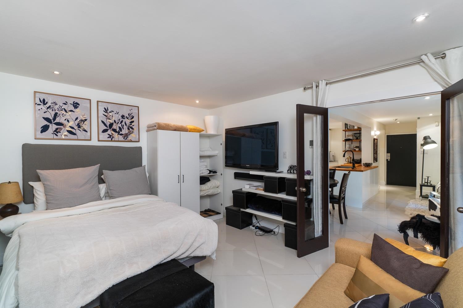 208 1050 Broughton Street, Vancouver 14