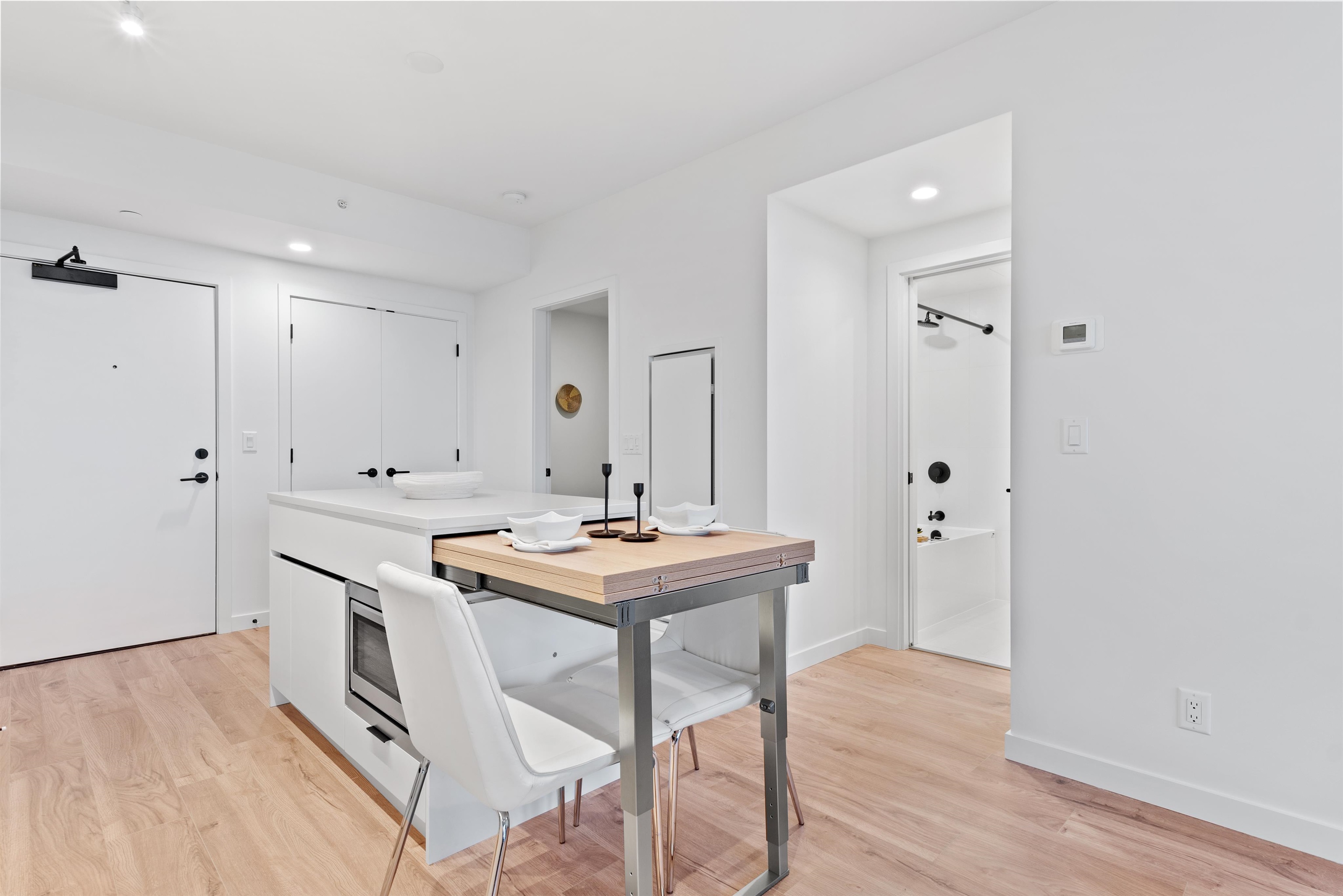 Michael Sung, 1501-13428 105 AVENUE, Surrey, British Columbia, 2 Bedrooms, 1 Bathroom, Residential Attached,For Sale ,R2832518