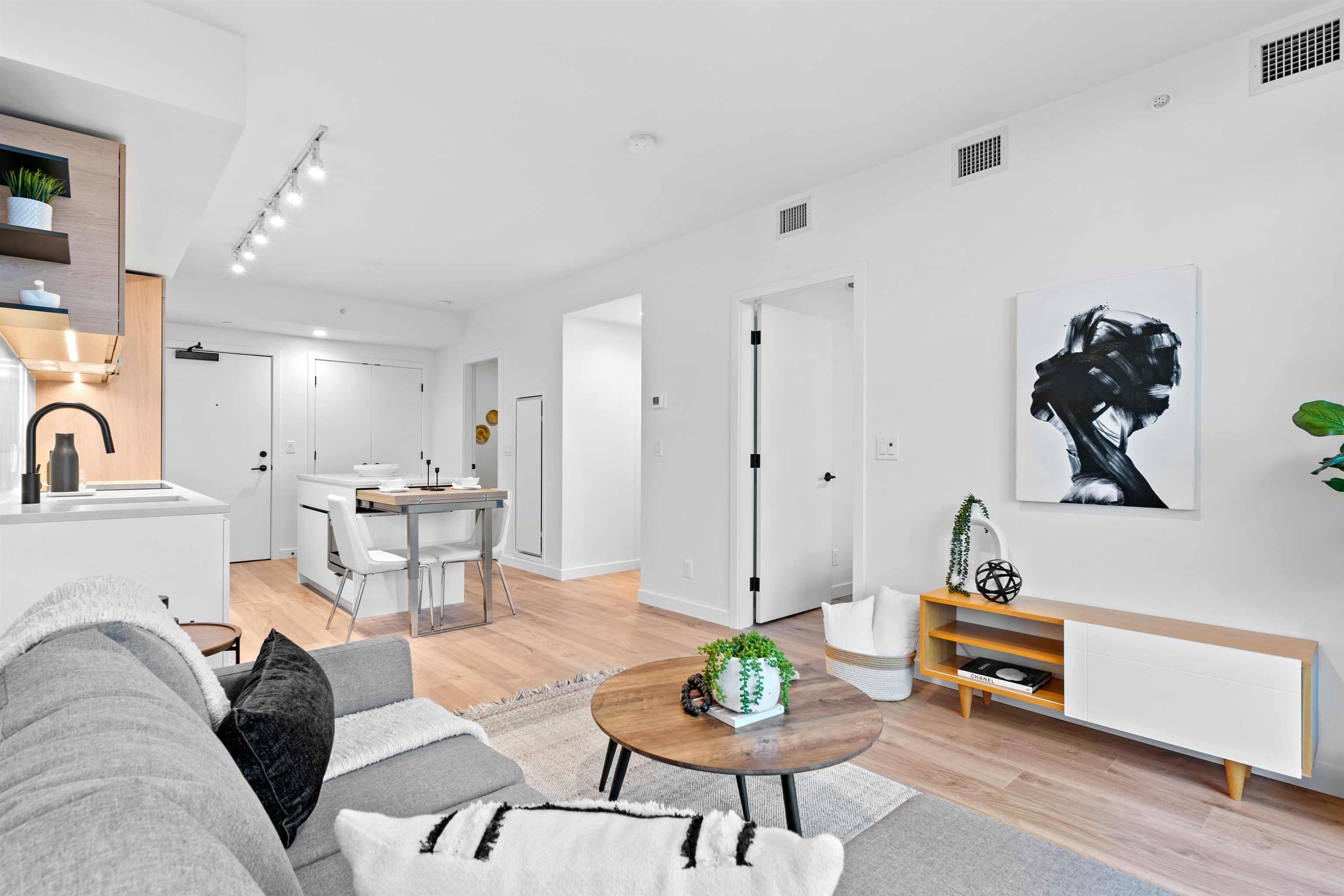 Michael Sung, 1501-13428 105 AVENUE, Surrey, British Columbia, 2 Bedrooms, 1 Bathroom, Residential Attached,For Sale ,R2832518