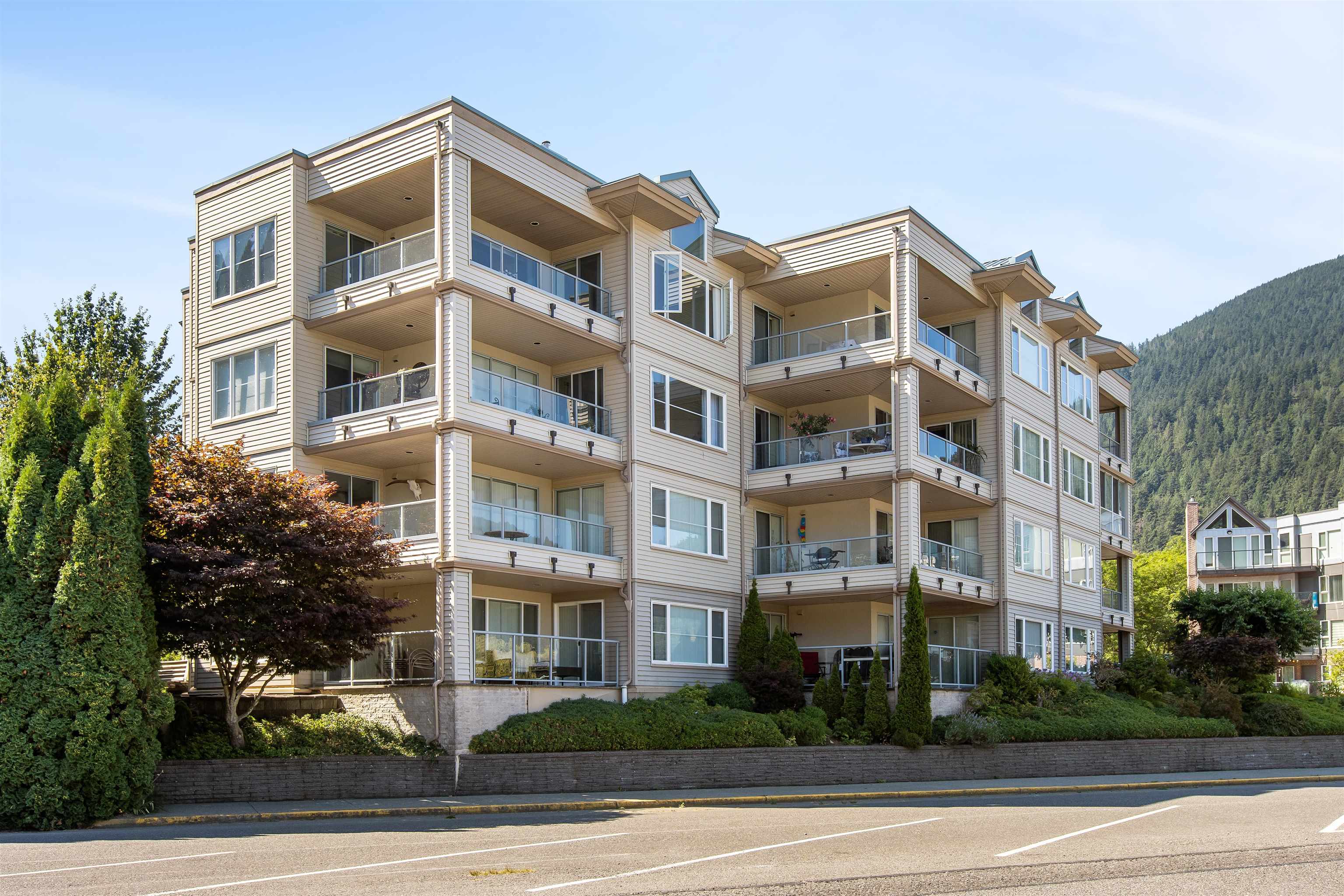 Harrison Hot Springs Apartment/Condo for sale:  2 bedroom 1,367 sq.ft. (Listed 2023-11-17)