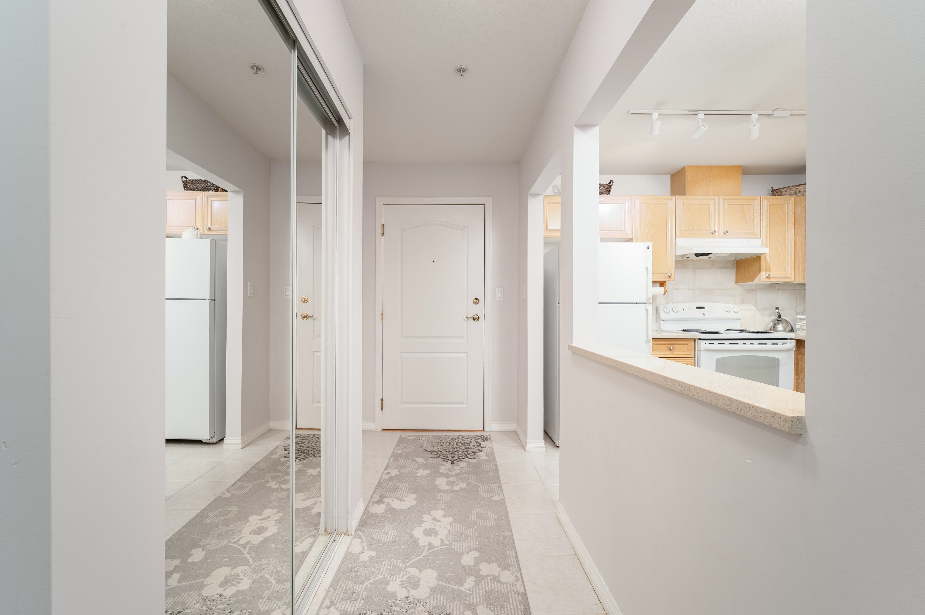 414-5683 HAMPTON PLACE, Vancouver, British Columbia Apartment/Condo, 2 Bedrooms, 2 Bathrooms, Residential Attached,For Sale, MLS-R2833060