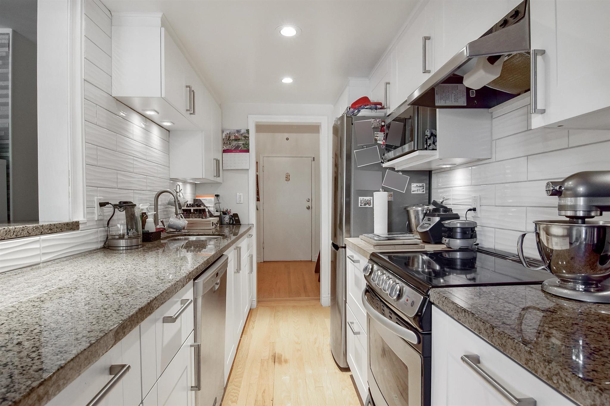 25 1480 Arbutus Street, Vancouver 11