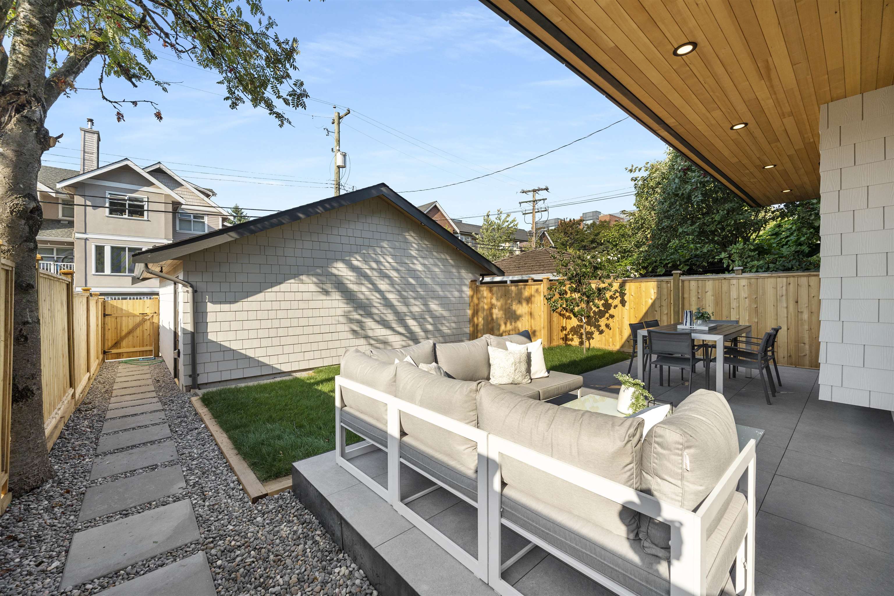 569 W 17th Avenue, Vancouver 25
