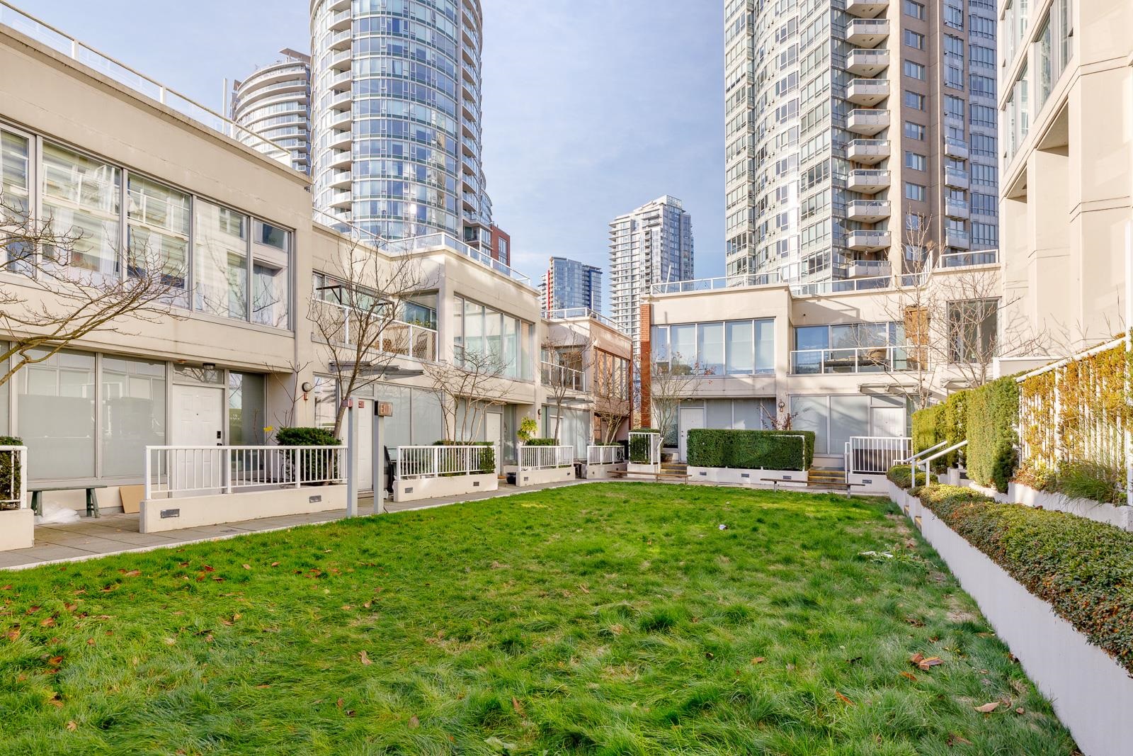 TH17-550 TAYLOR STREET, Vancouver, British Columbia, 2 Bedrooms Bedrooms, ,1 BathroomBathrooms,Residential Attached,For Sale,R2837671