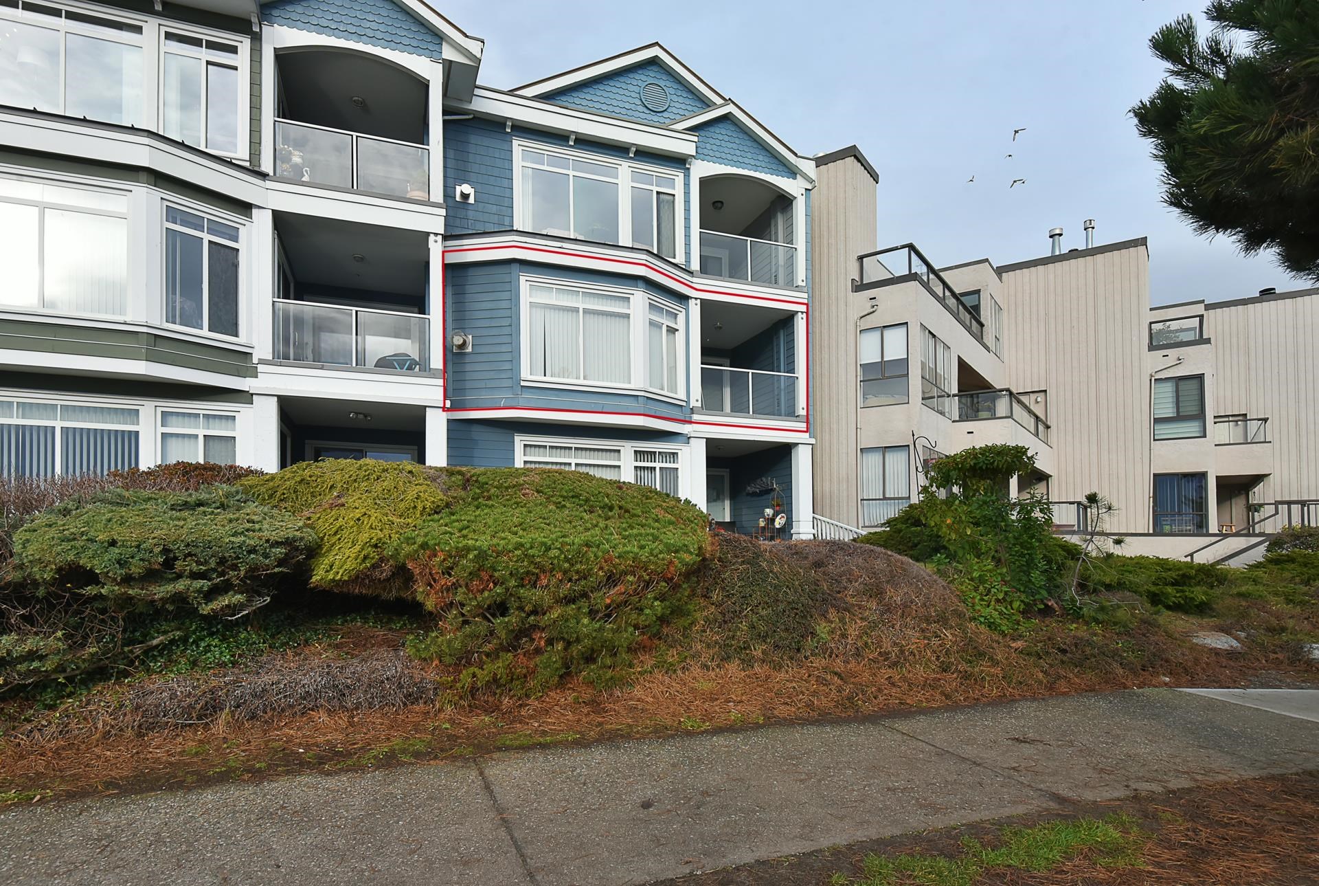 201-5470 INLET AVENUE, Sechelt, British Columbia Apartment/Condo, 2 Bedrooms, 2 Bathrooms, Residential Attached,For Sale, MLS-R2837963
